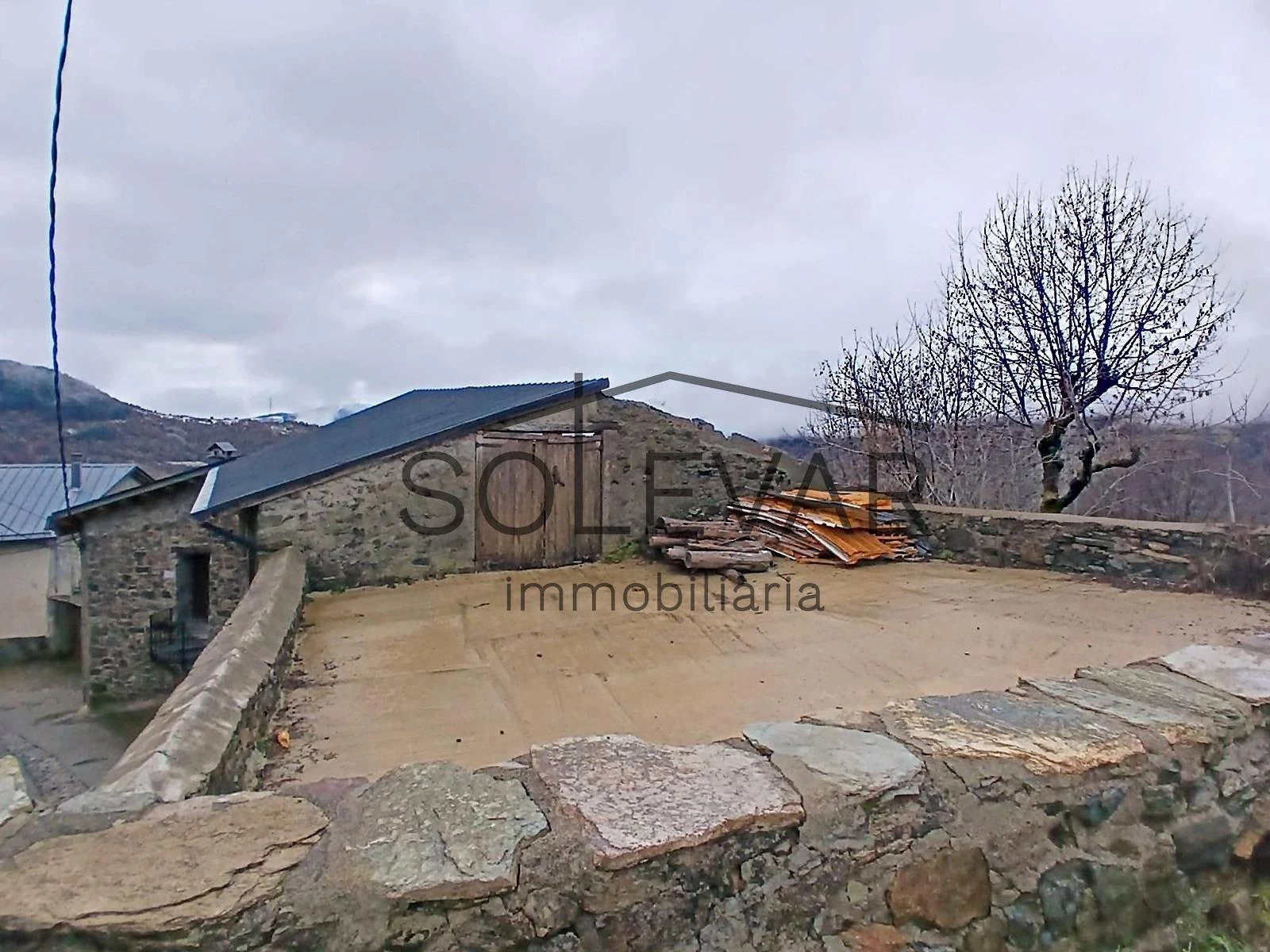 GRAN CASA A REFORMAR CON VISTAS ESPECTACULARES EN MONTROS