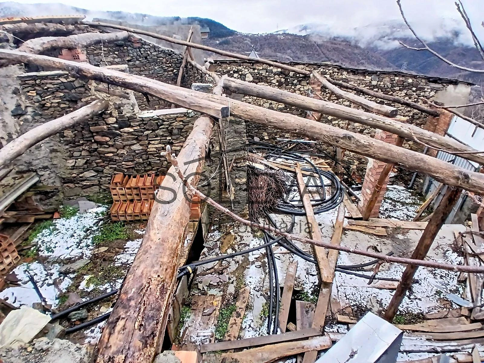 GRAN CASA A REFORMAR CON VISTAS ESPECTACULARES EN MONTROS
