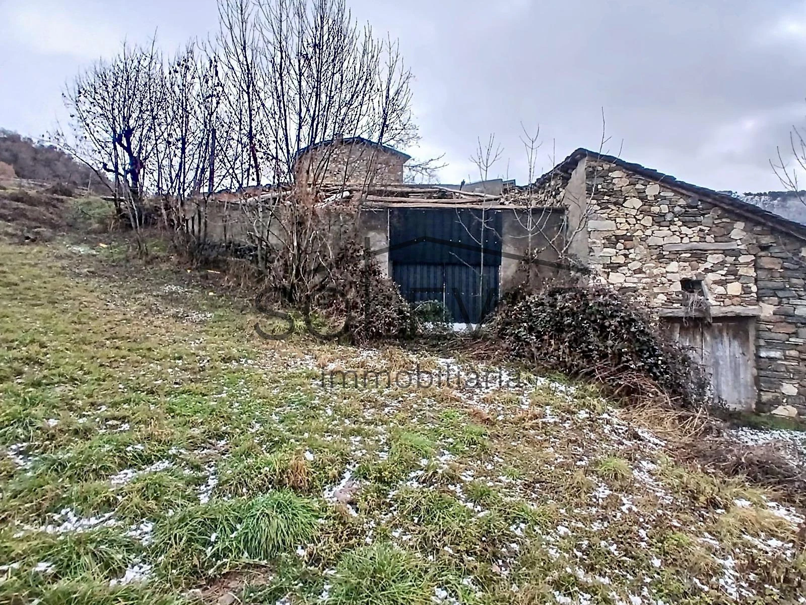 GRAN CASA A REFORMAR CON VISTAS ESPECTACULARES EN MONTROS