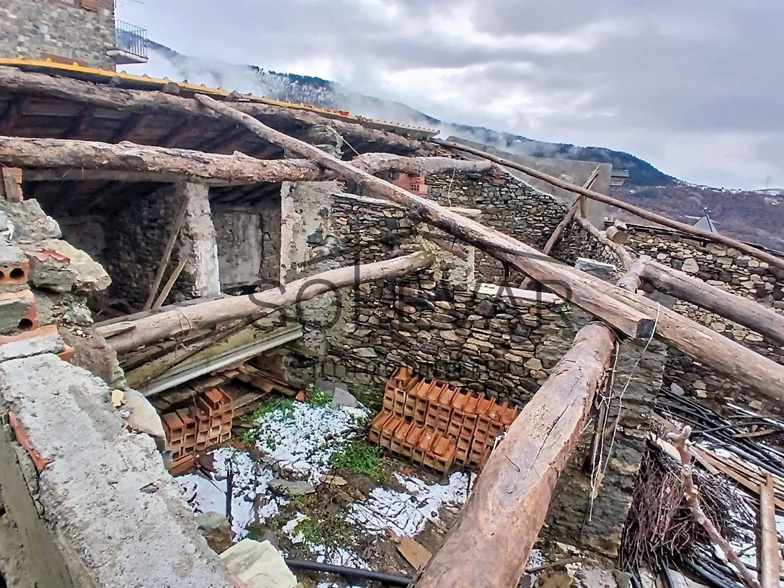 GRAN CASA A REFORMAR CON VISTAS ESPECTACULARES EN MONTROS