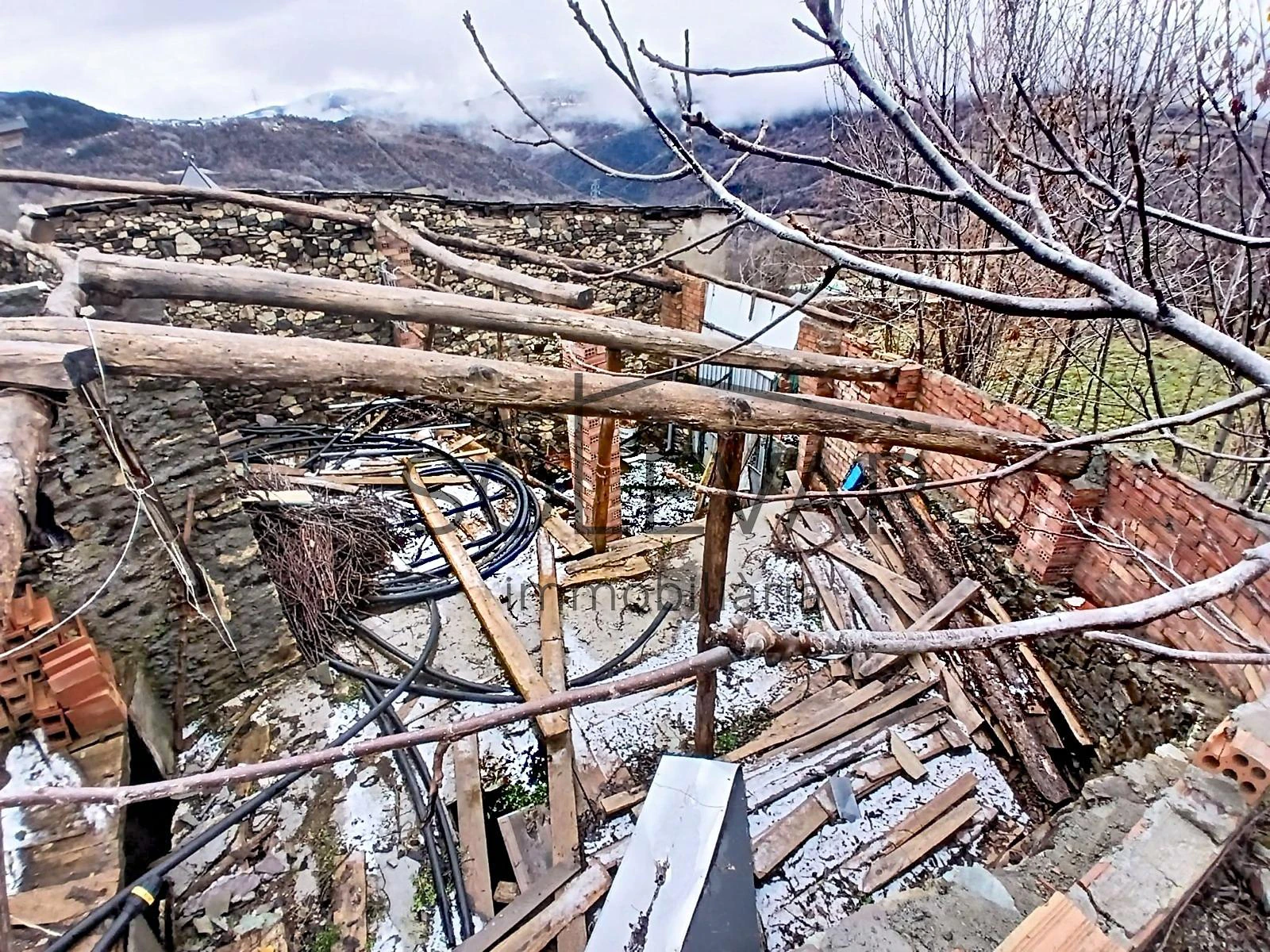GRAN CASA A REFORMAR CON VISTAS ESPECTACULARES EN MONTROS