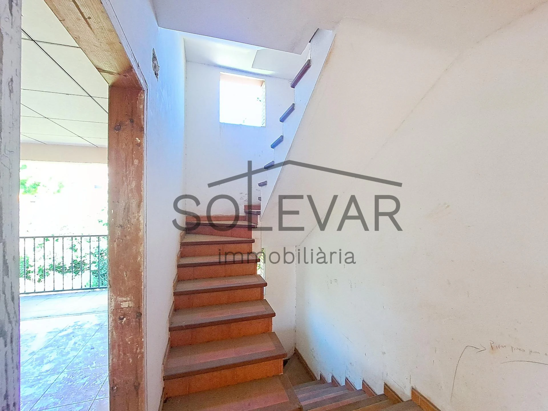 Casa adosada con terraza y grandes posibilidades en Tremp