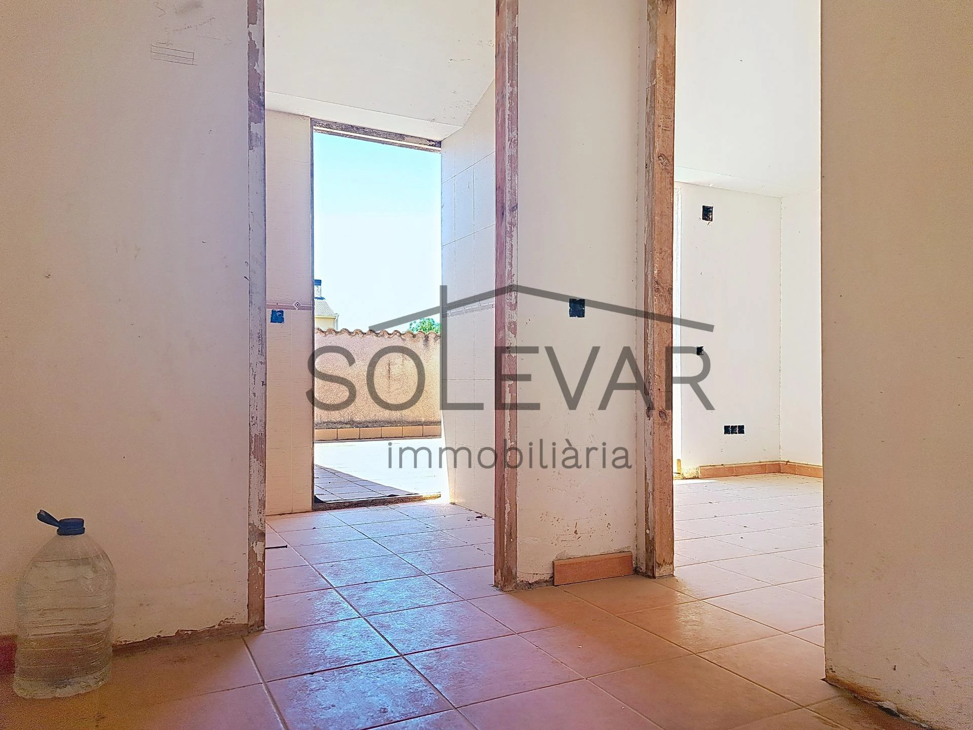 Casa adosada con terraza y grandes posibilidades en Tremp