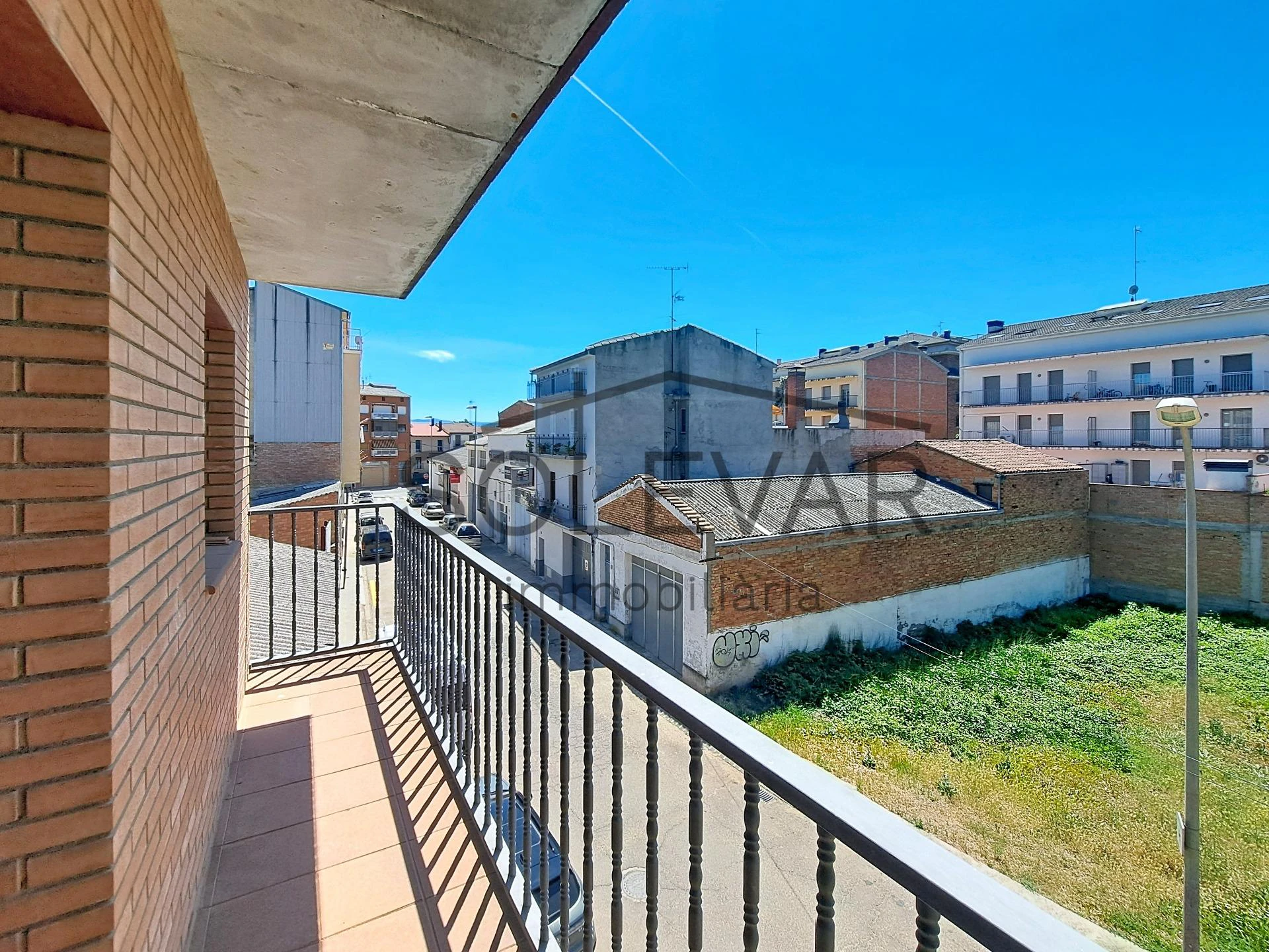 Casa adosada con terraza y grandes posibilidades en Tremp