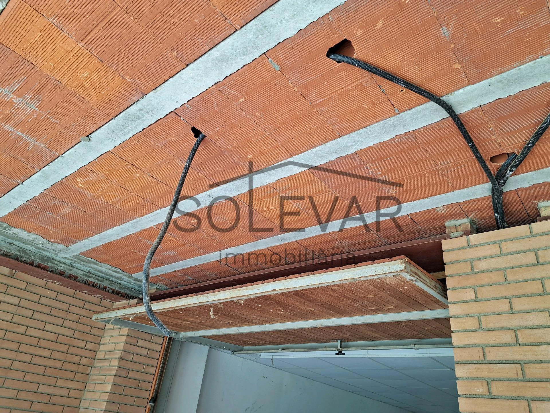 Casa adosada con terraza y grandes posibilidades en Tremp