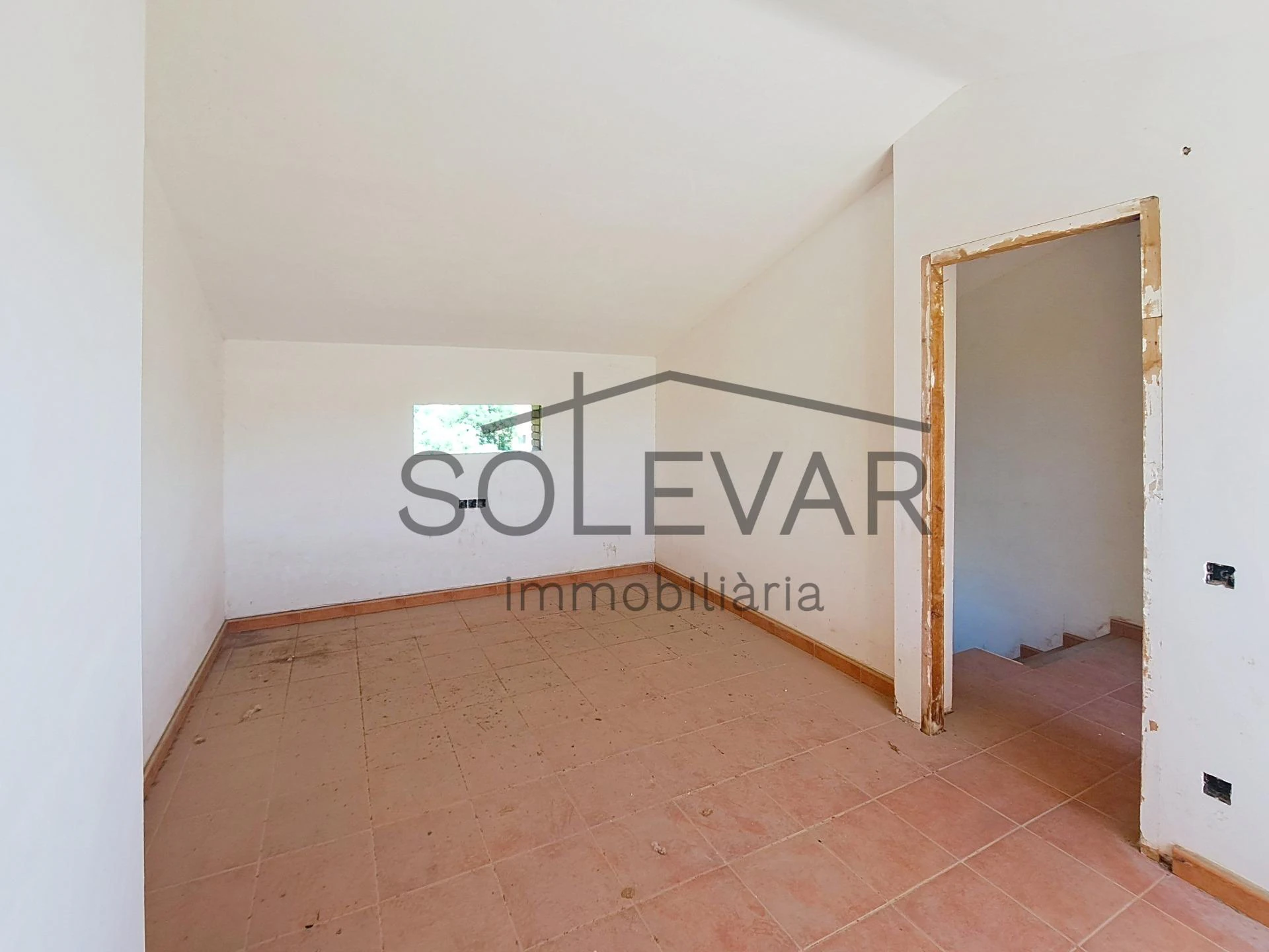 Casa adosada con terraza y grandes posibilidades en Tremp