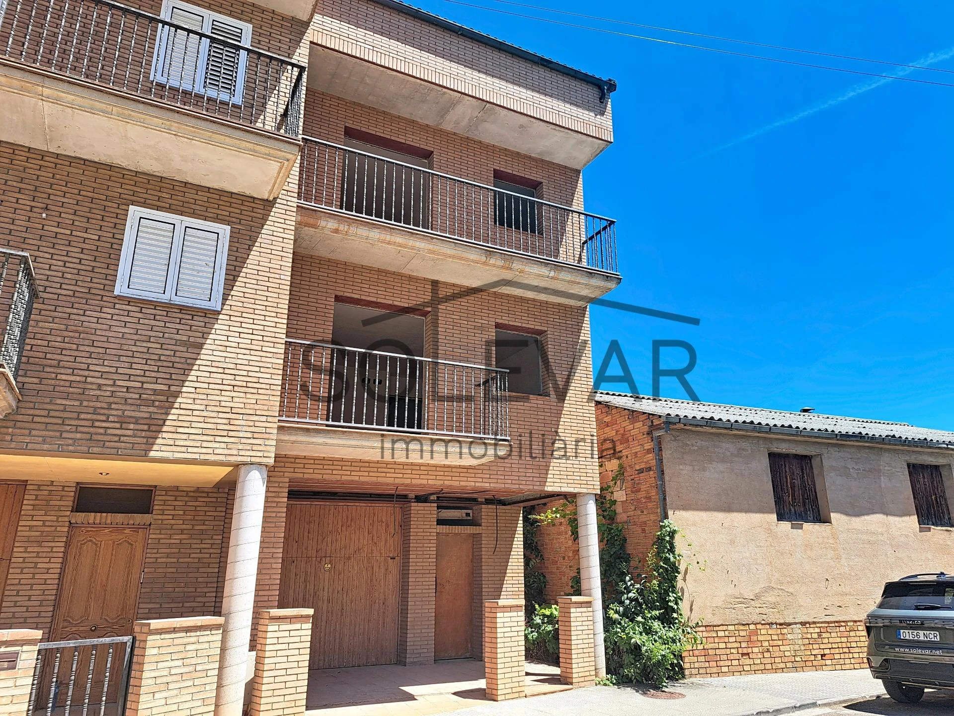Casa adosada con terraza y grandes posibilidades en Tremp