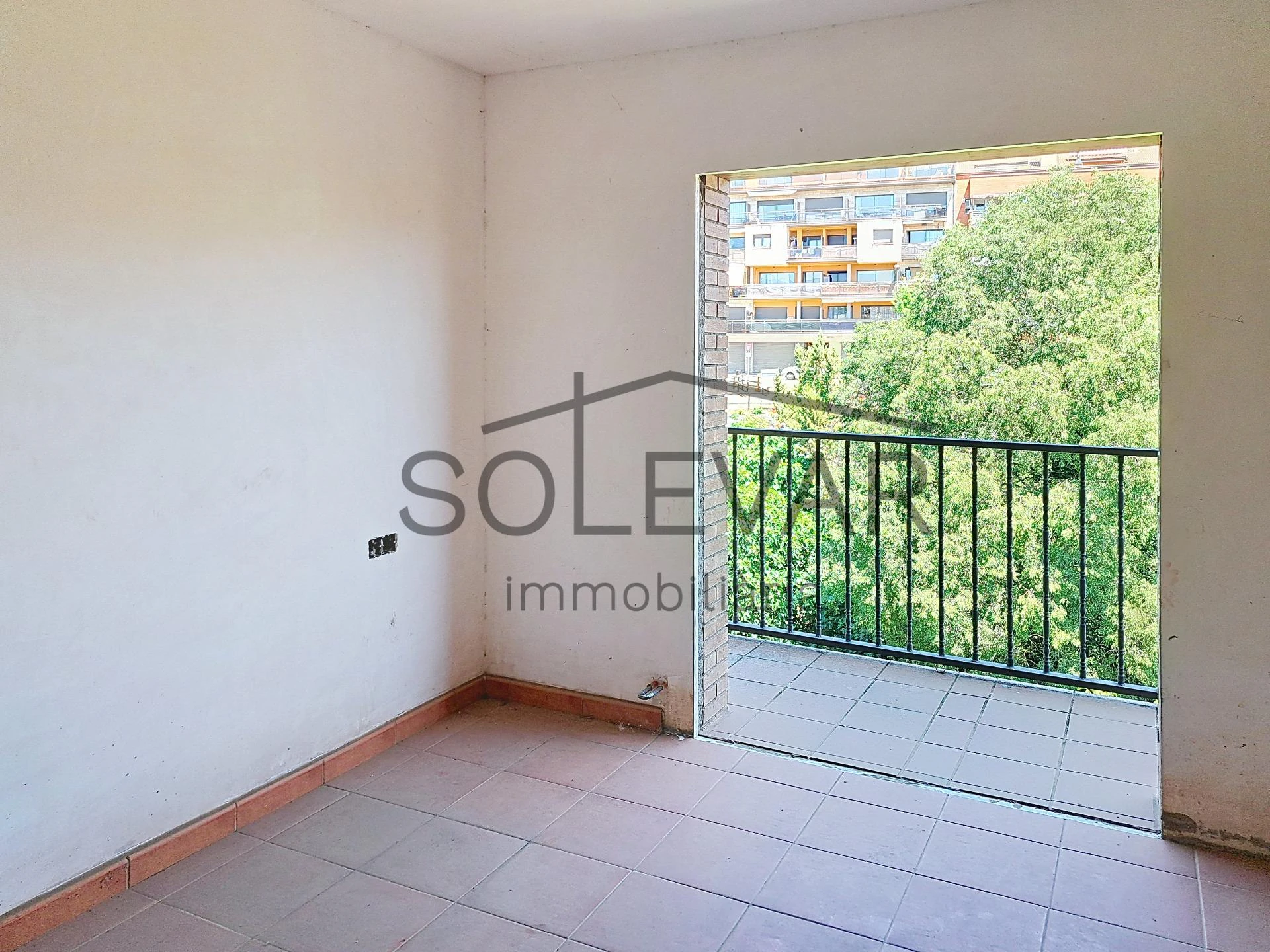 Casa adosada con terraza y grandes posibilidades en Tremp