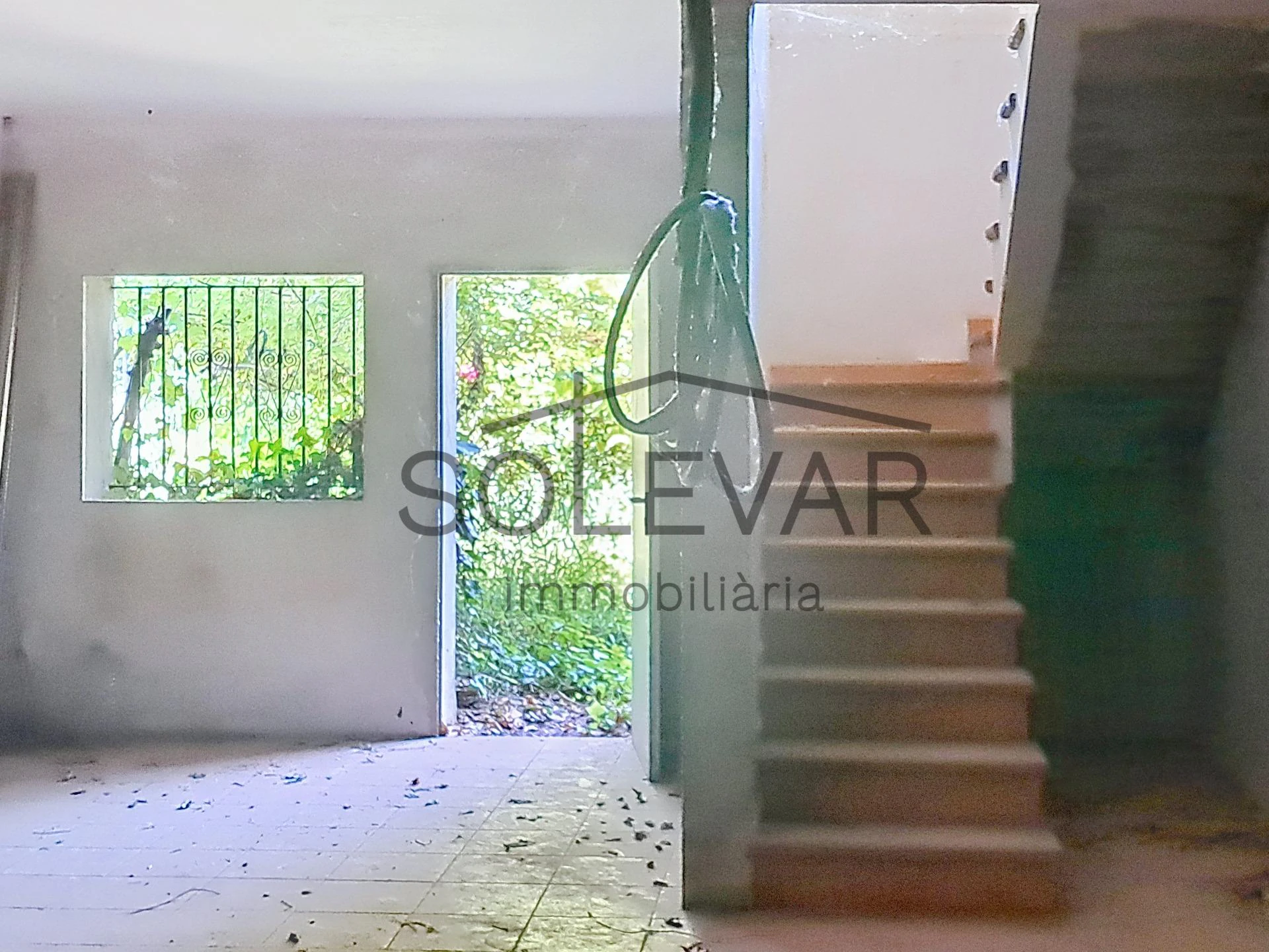 Casa adosada con terraza y grandes posibilidades en Tremp
