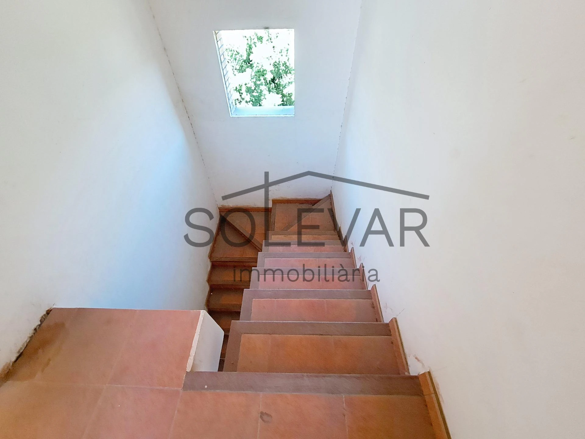 Casa adosada con terraza y grandes posibilidades en Tremp