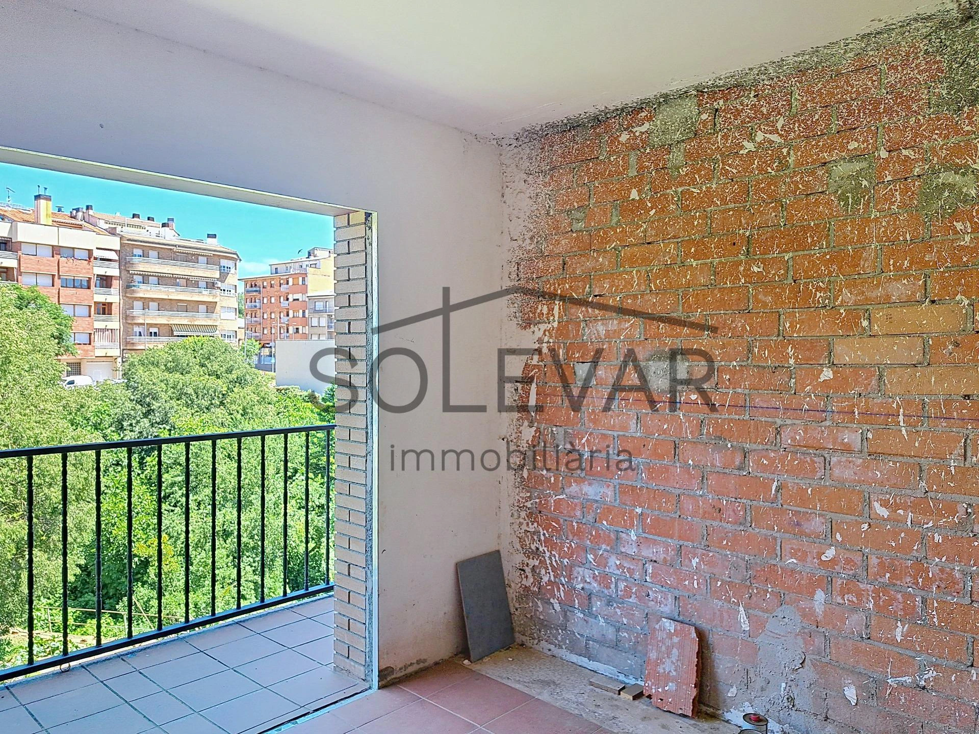 Casa adosada con terraza y grandes posibilidades en Tremp