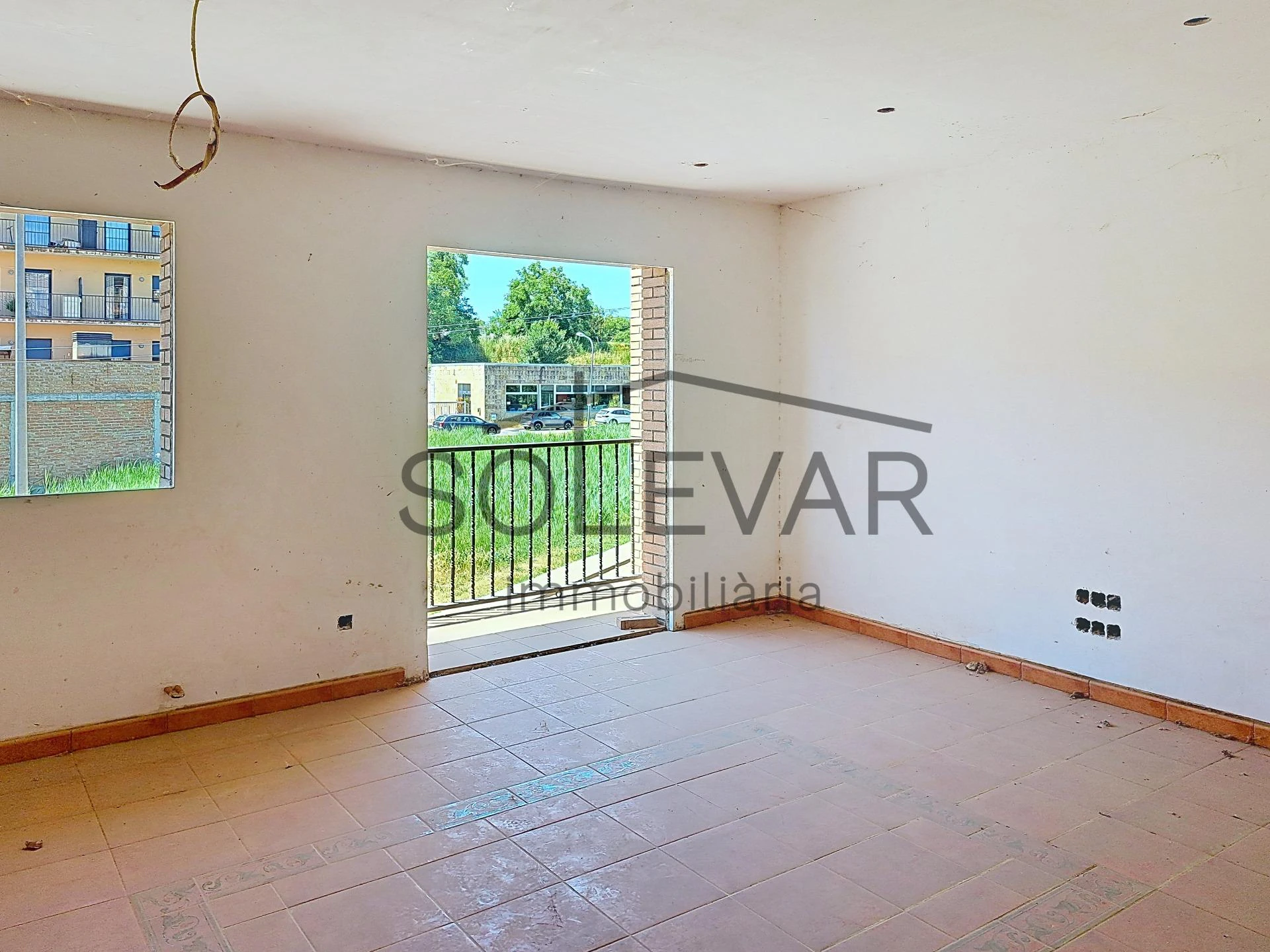 Casa adosada con terraza y grandes posibilidades en Tremp
