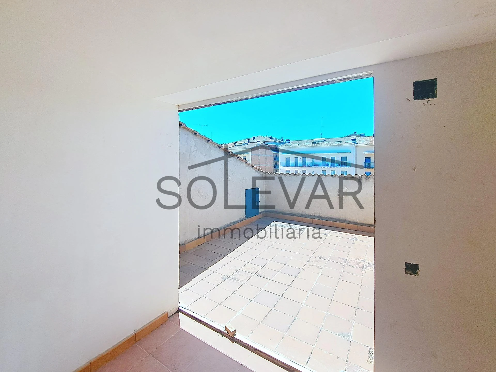 Casa adosada con terraza y grandes posibilidades en Tremp