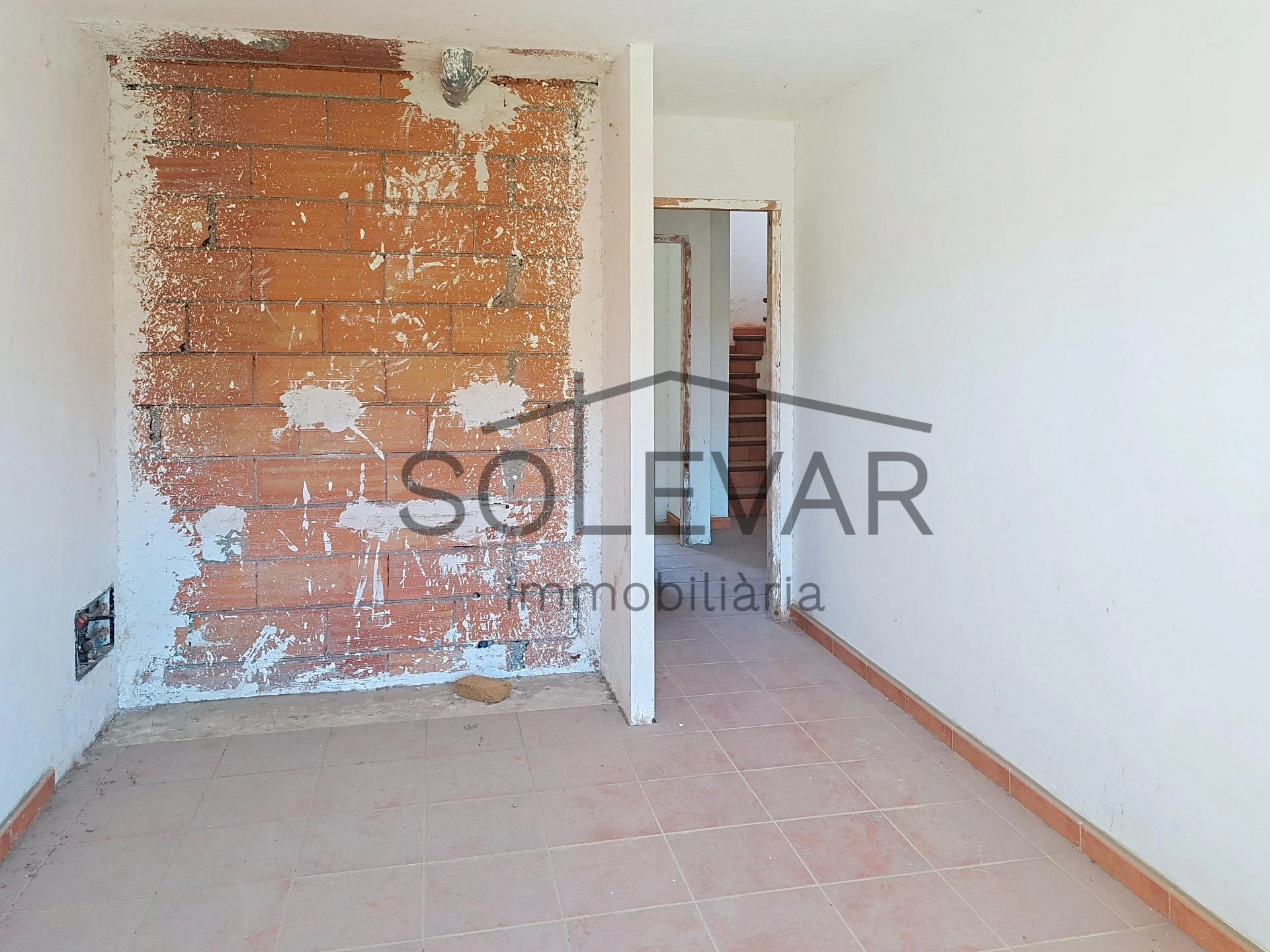 Casa adosada con terraza y grandes posibilidades en Tremp