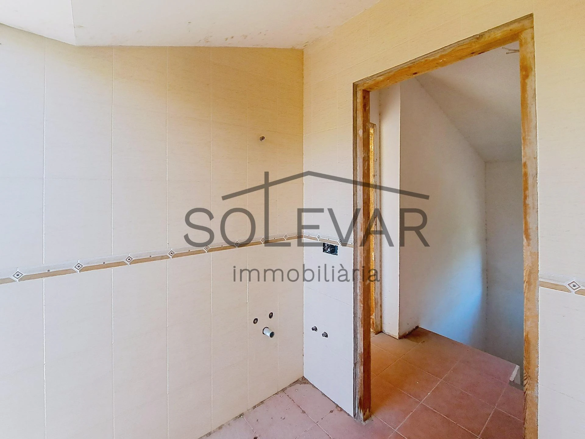 Casa adosada con terraza y grandes posibilidades en Tremp