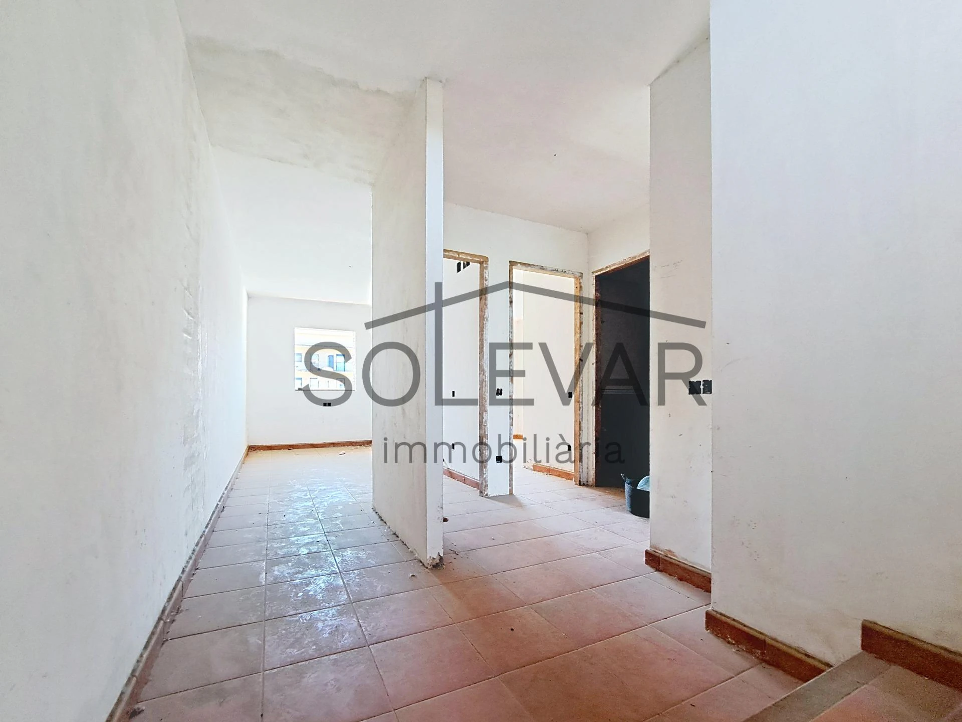 Casa adosada con terraza y grandes posibilidades en Tremp