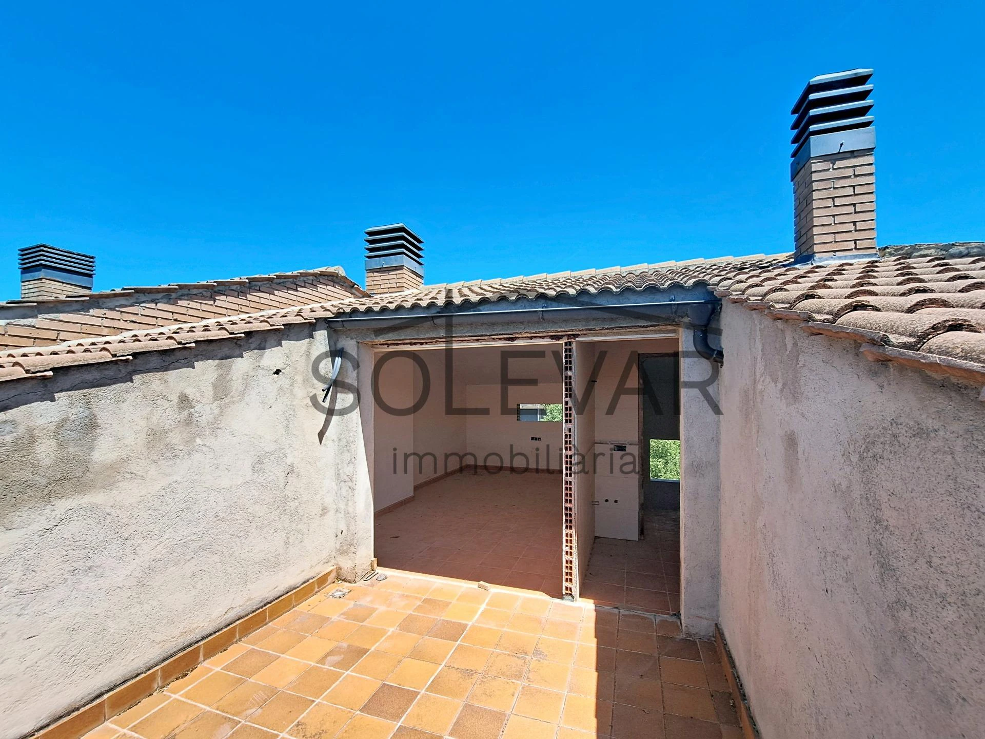 Casa adosada con terraza y grandes posibilidades en Tremp