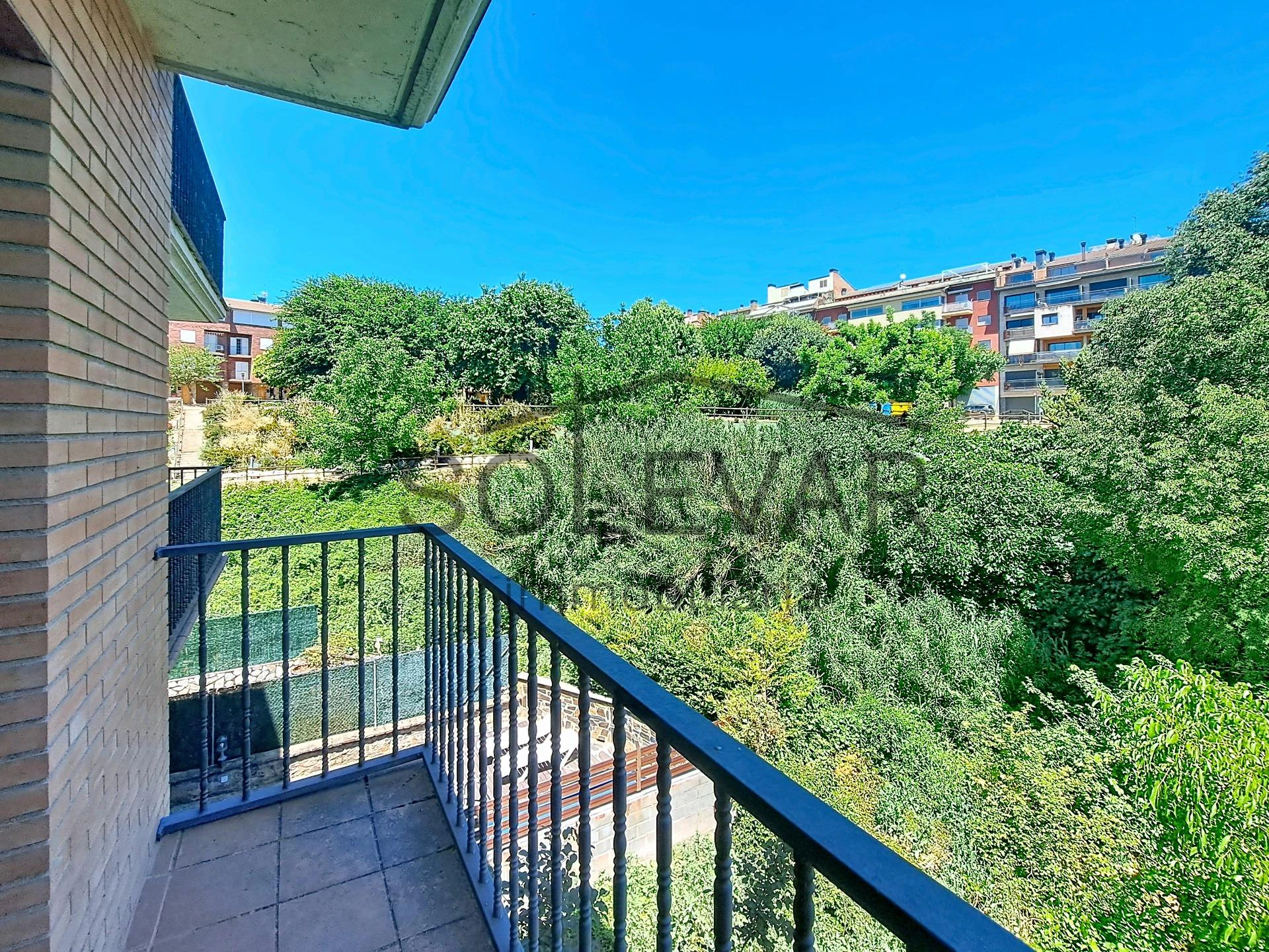 Casa adosada con terraza y grandes posibilidades en Tremp