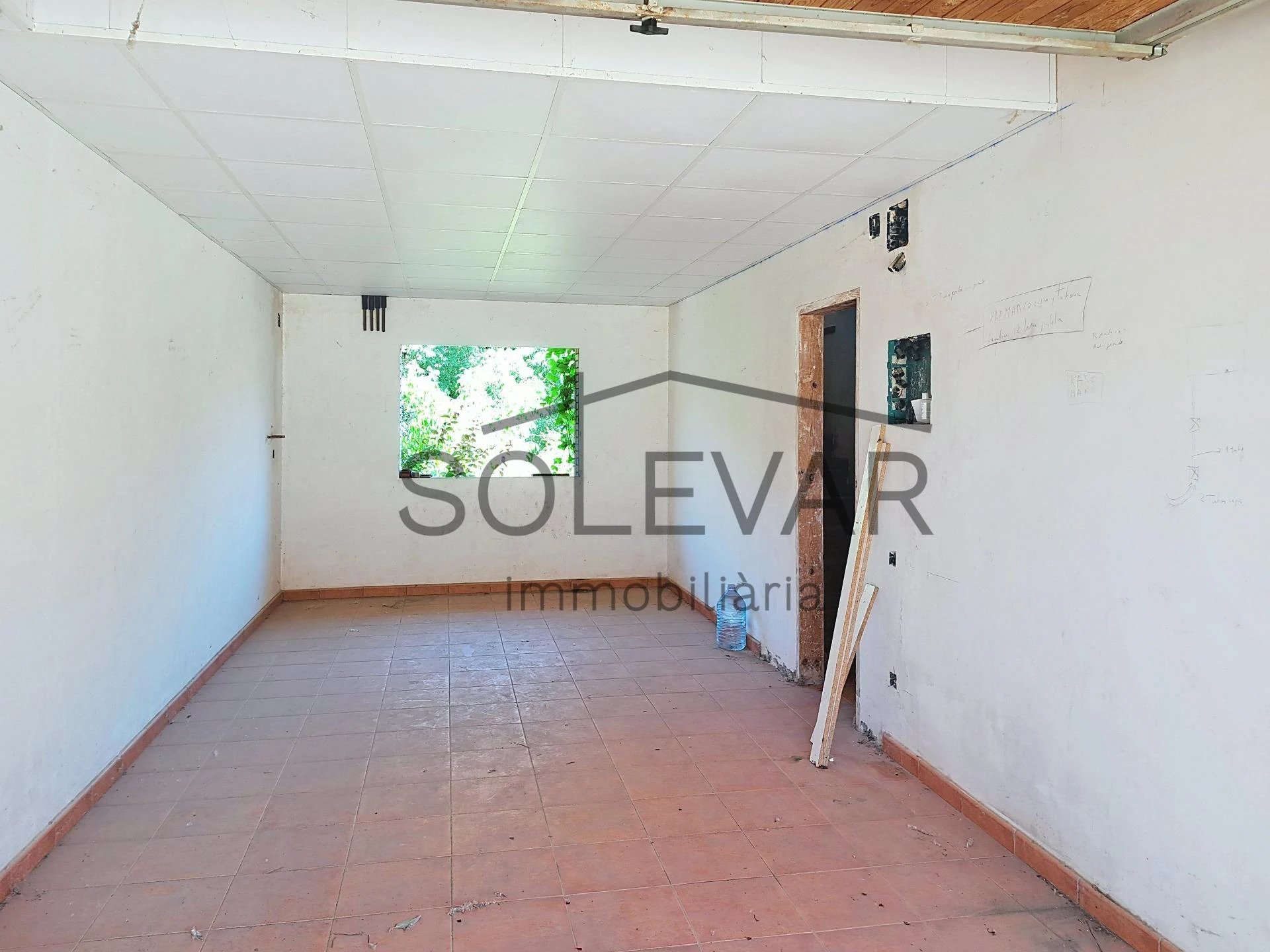 Casa adosada con terraza y grandes posibilidades en Tremp