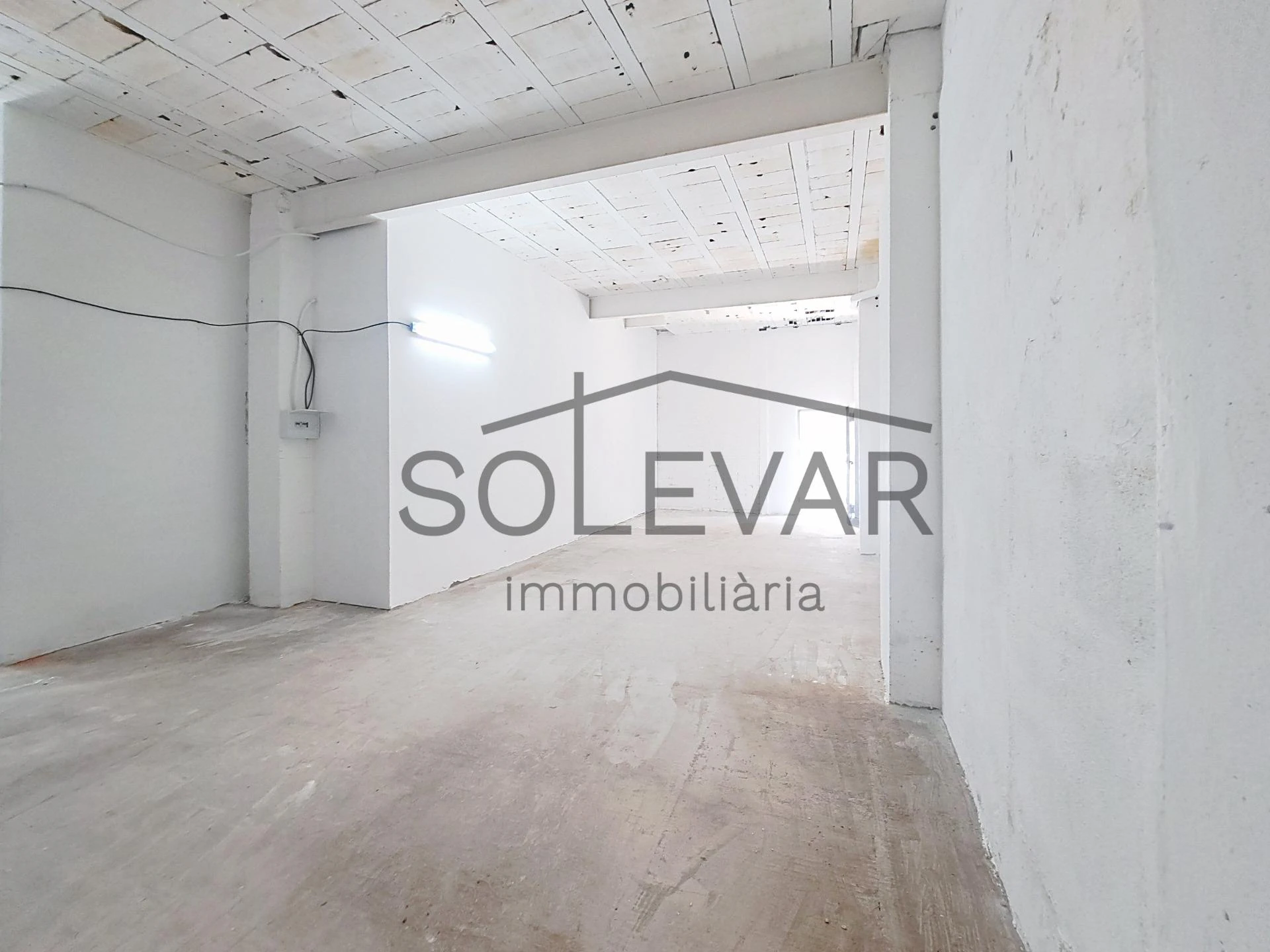 LOCAL COMERCIAL DE 121 m² CON SALIDA DE HUMOS EN ALQUILER