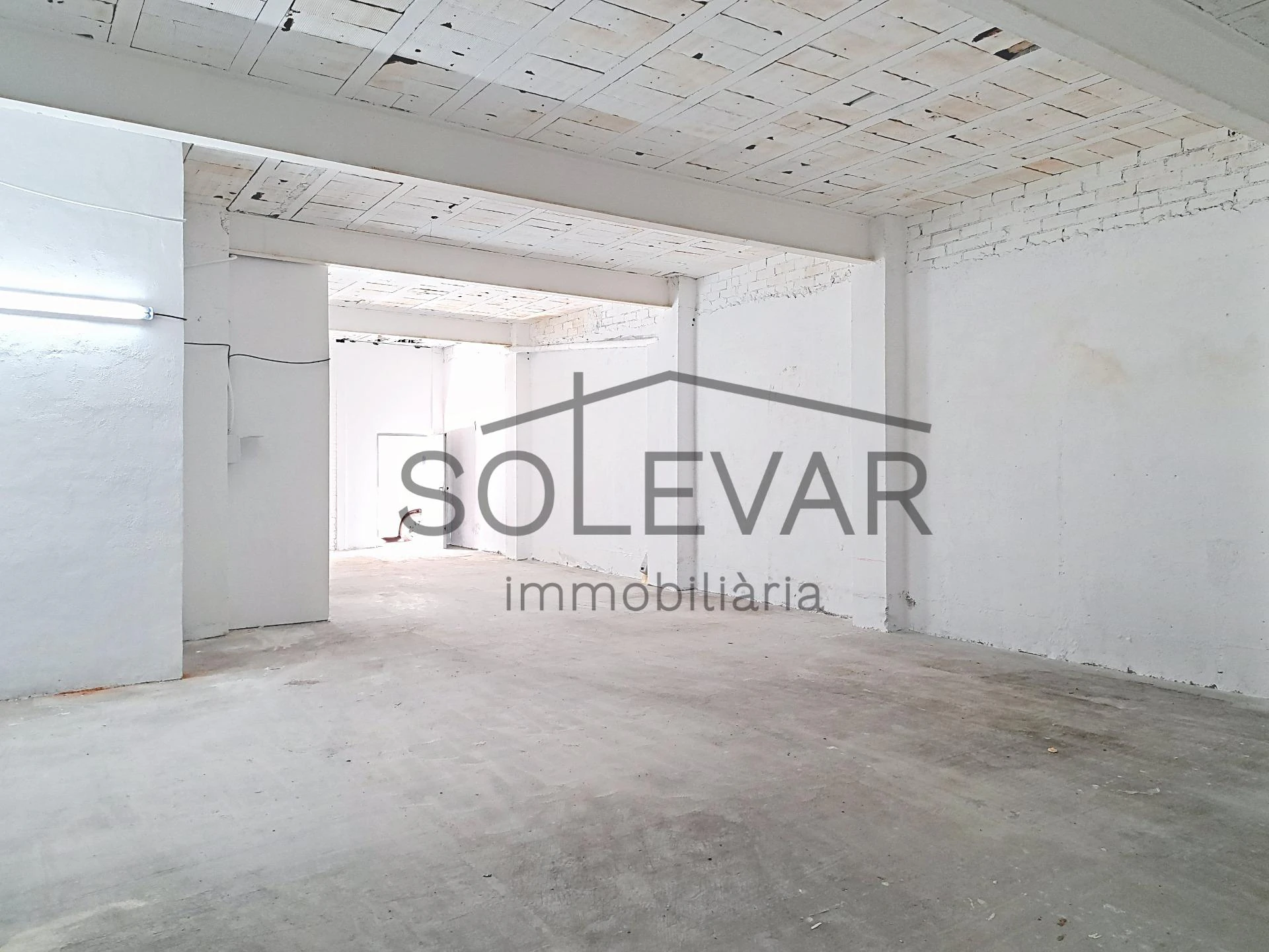 LOCAL COMERCIAL DE 121 m² CON SALIDA DE HUMOS EN ALQUILER
