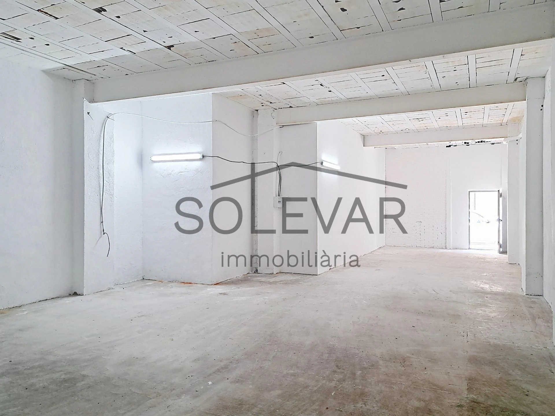 LOCAL COMERCIAL DE 121 m² CON SALIDA DE HUMOS EN ALQUILER
