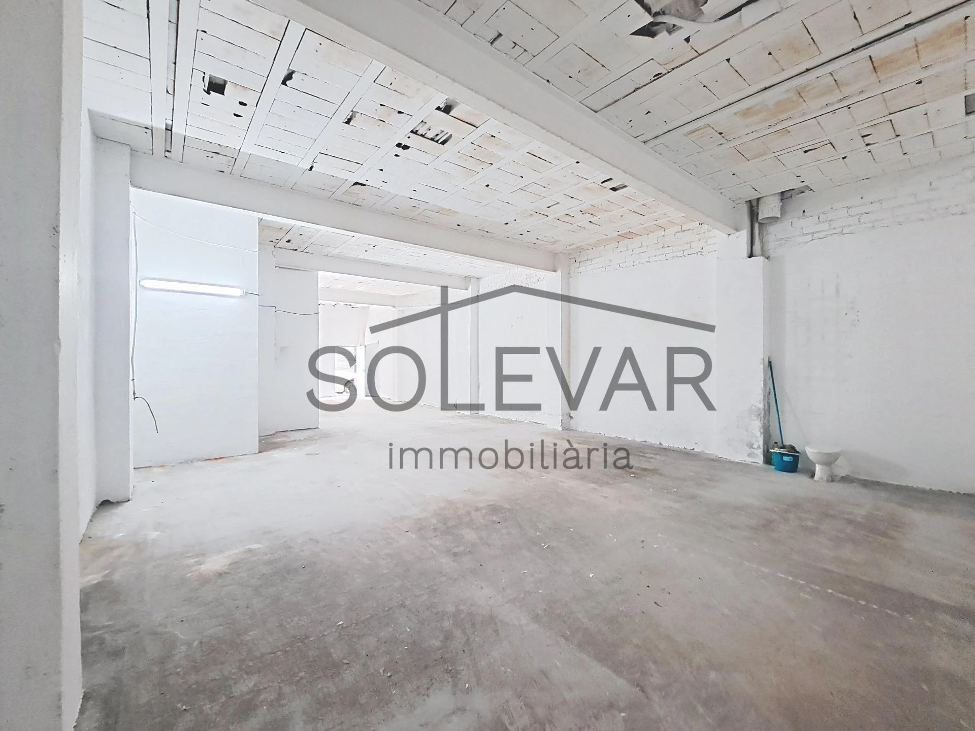 LOCAL COMERCIAL DE 121 m² CON SALIDA DE HUMOS EN ALQUILER