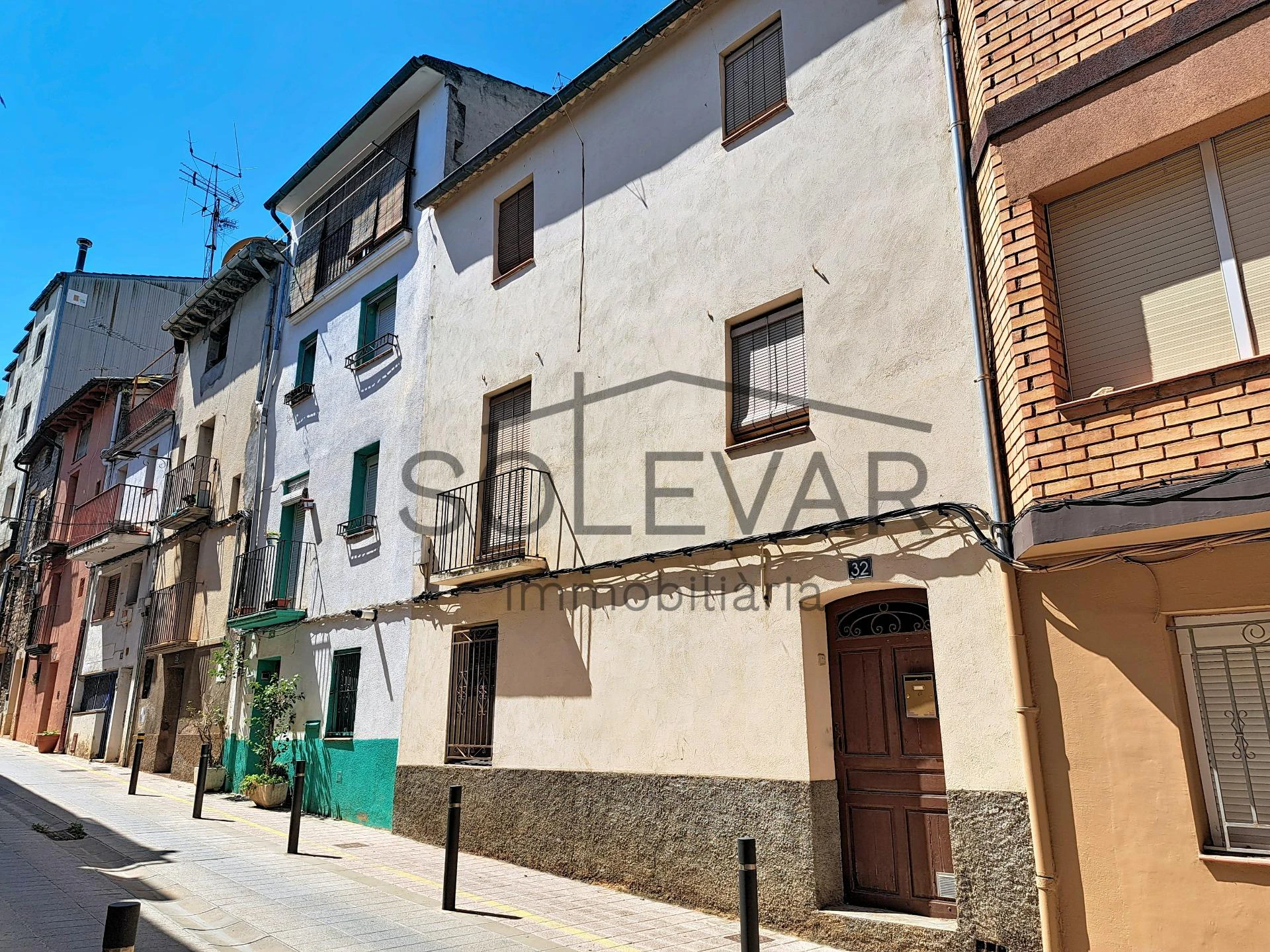 CASA DE POBLE AMB ENCANT AL CENTRE DE TREMP