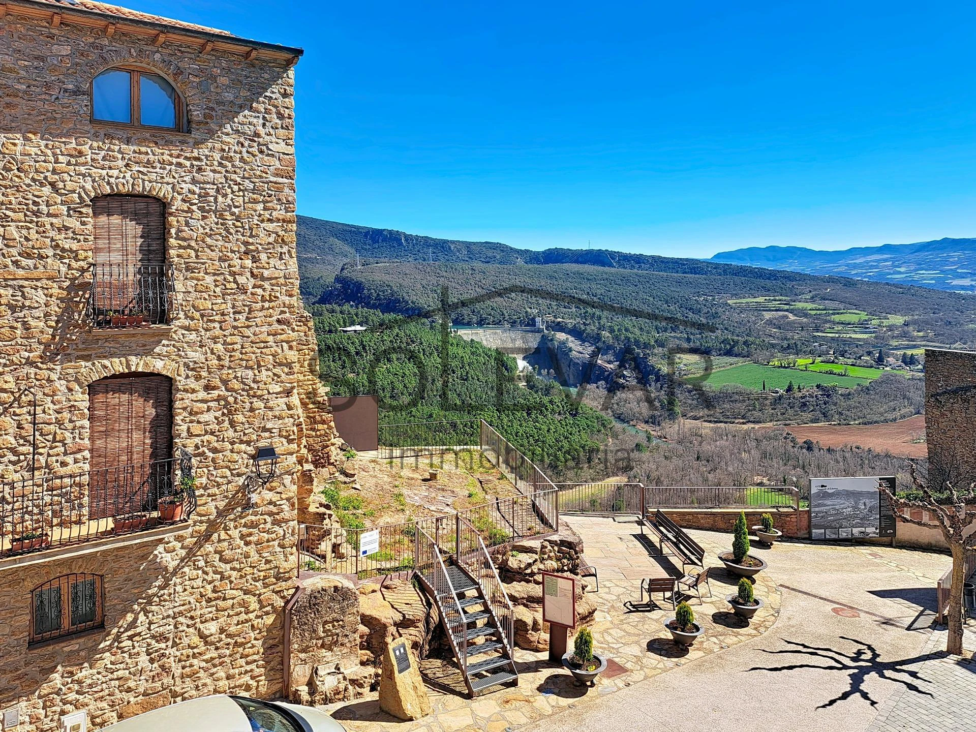 Casa de pueblo con garaje, espacios auxiliares y espectaculares vistas en Talarn