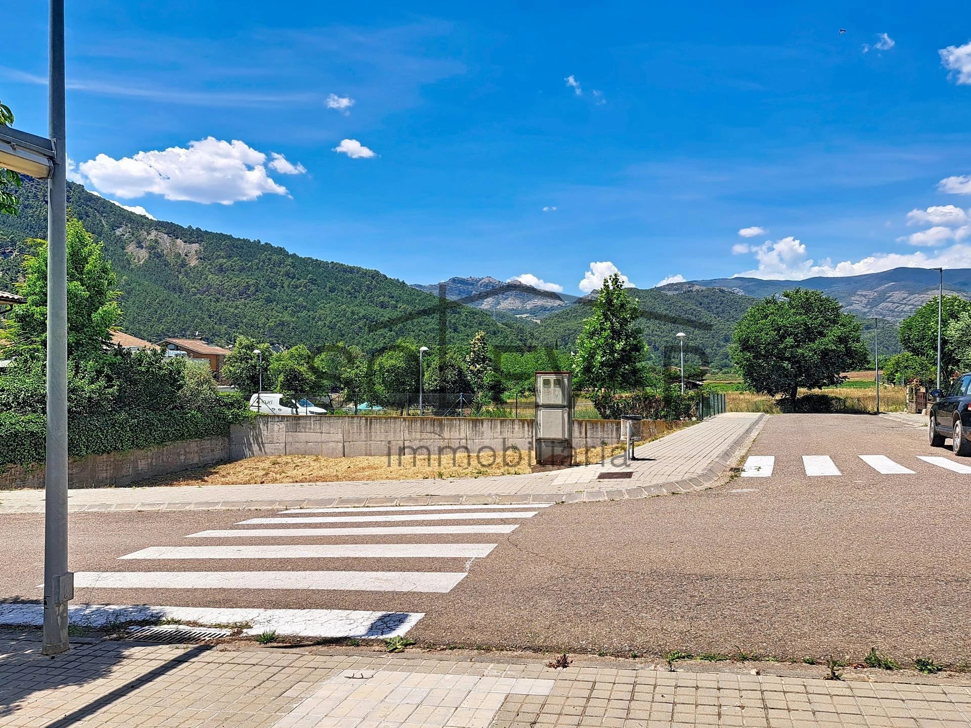 Parcela urbana doble con vistas panorámicas y piscina comunitaria en La Pobla de Segur