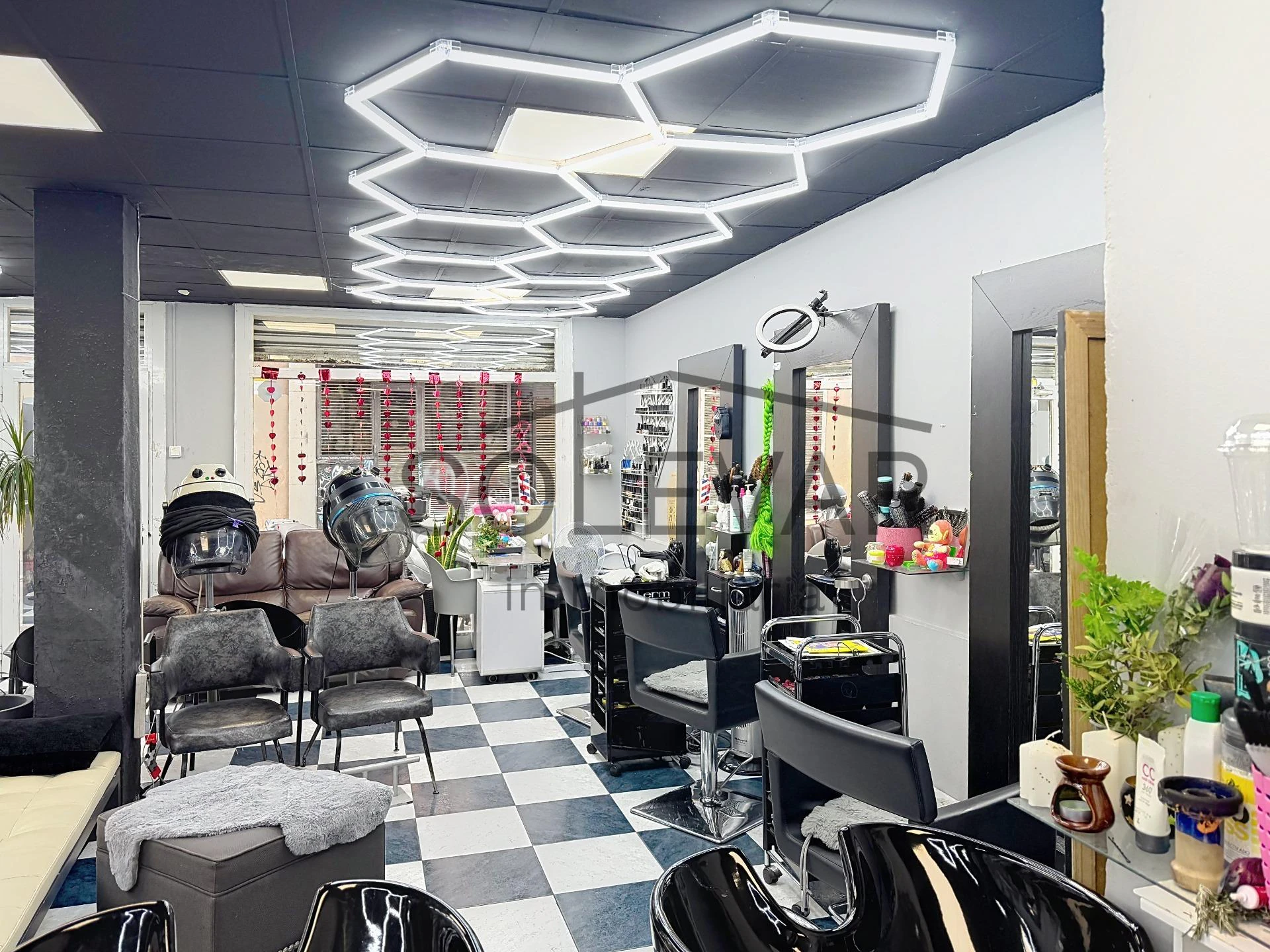 LOCAL COMERCIAL EN VENTA CON INQUILINO EN BARCELONA