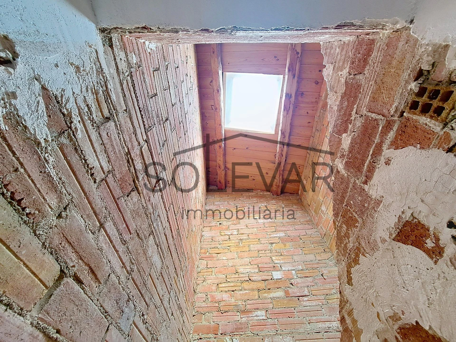 Casa de pueblo con garaje, espacios auxiliares y espectaculares vistas en Talarn