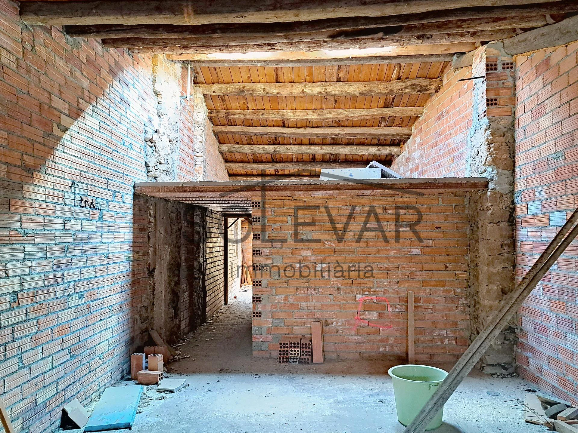 CASA DE POBLE PER ACABAR DE REFORMAR AMB TERRASSA I VISTES IMMILLORABLES A TALARN