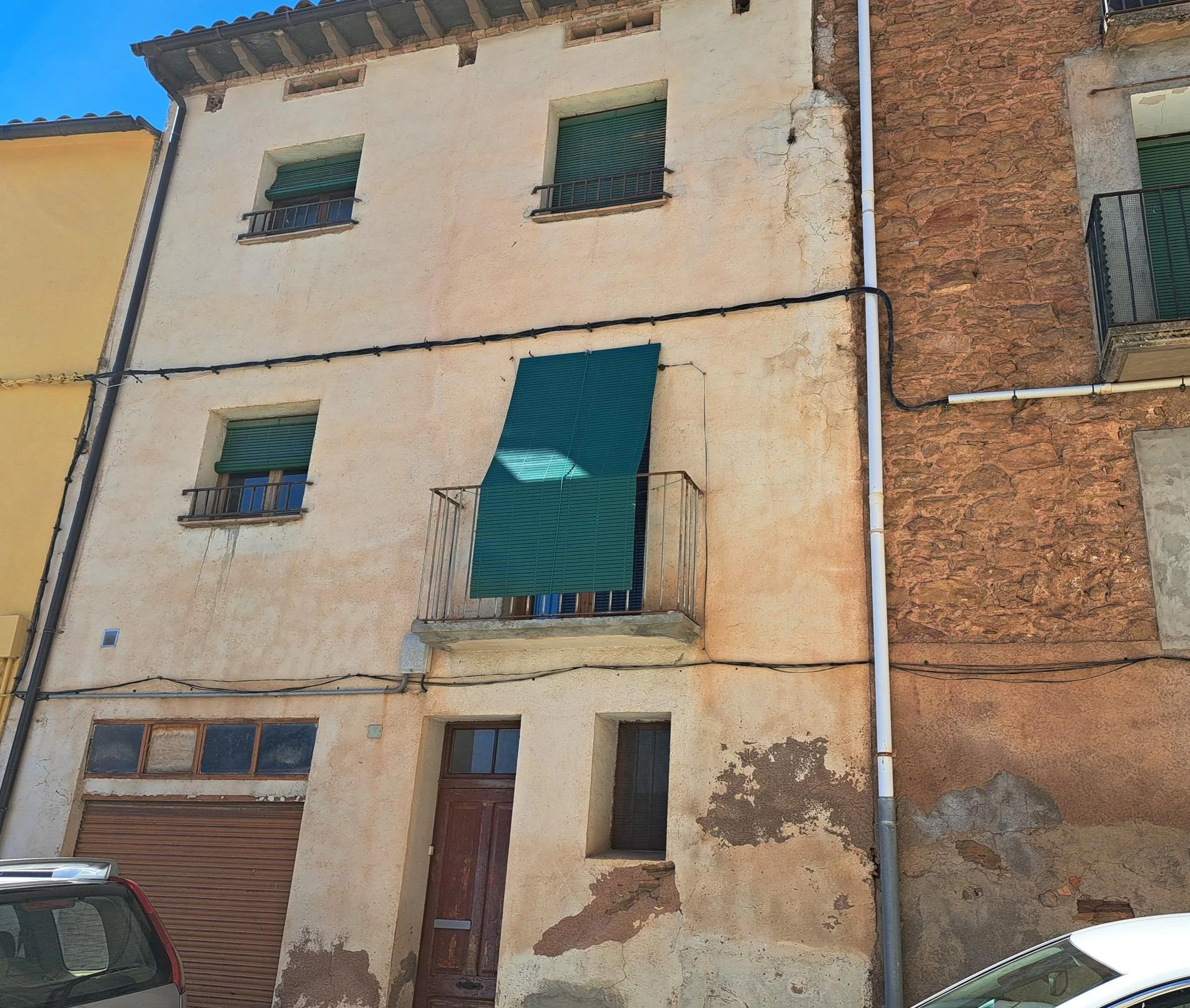 Casa de pueblo con garaje, espacios auxiliares y espectaculares vistas en Talarn