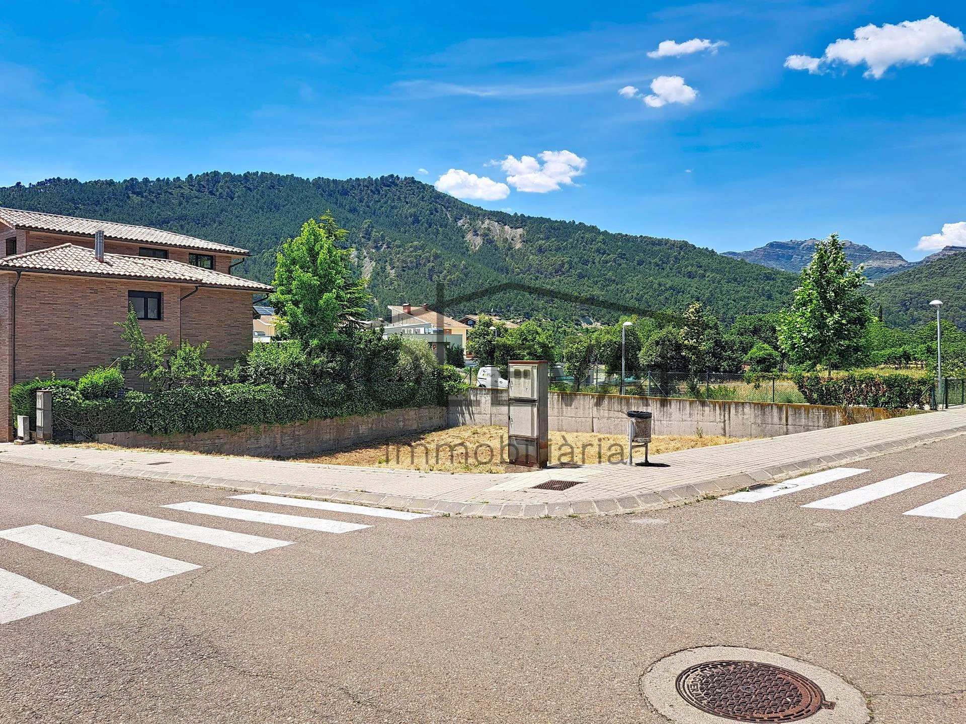 Parcela urbana doble con vistas panorámicas y piscina comunitaria en La Pobla de Segur