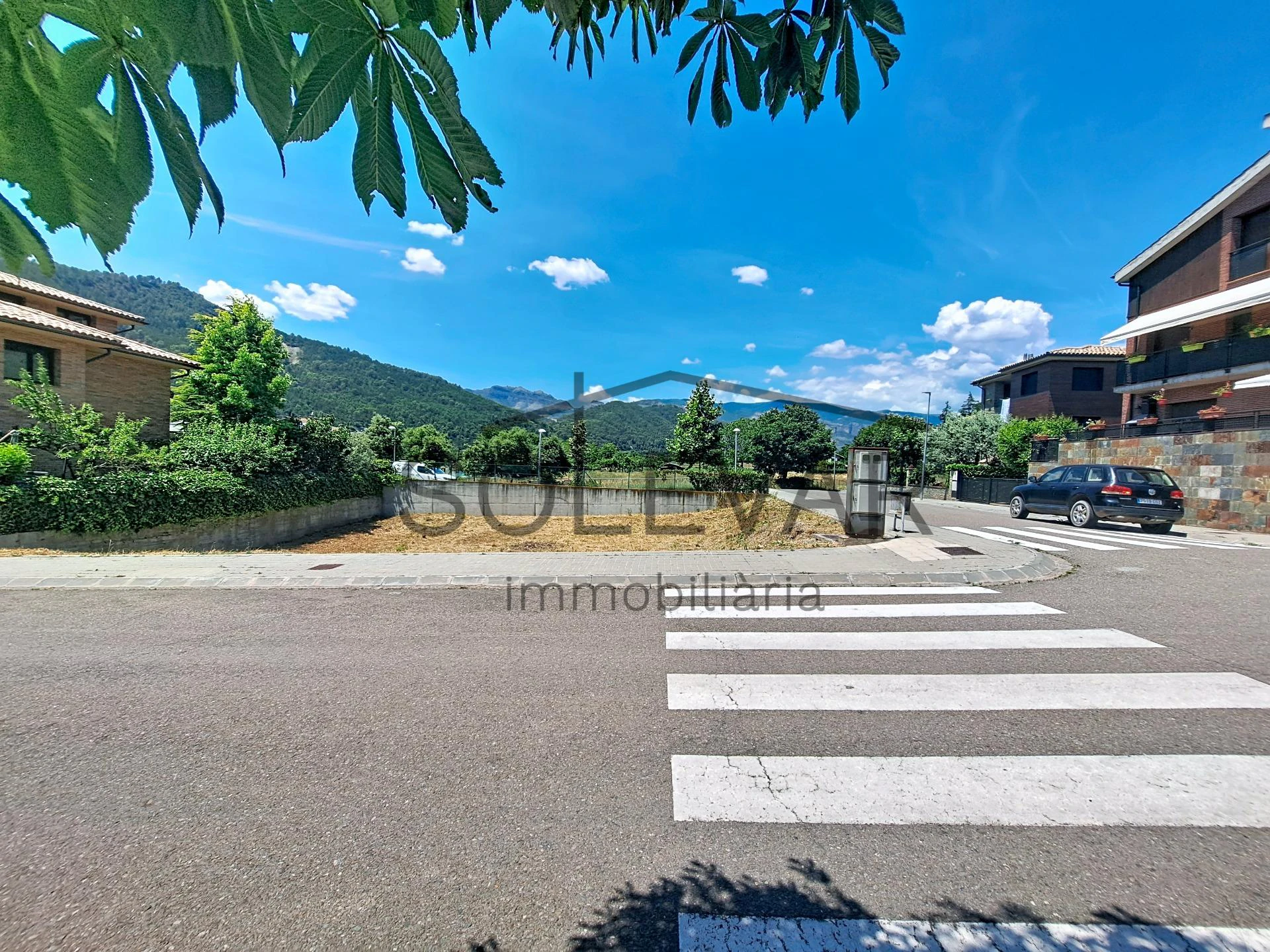 Parcela urbana doble con vistas panorámicas y piscina comunitaria en La Pobla de Segur