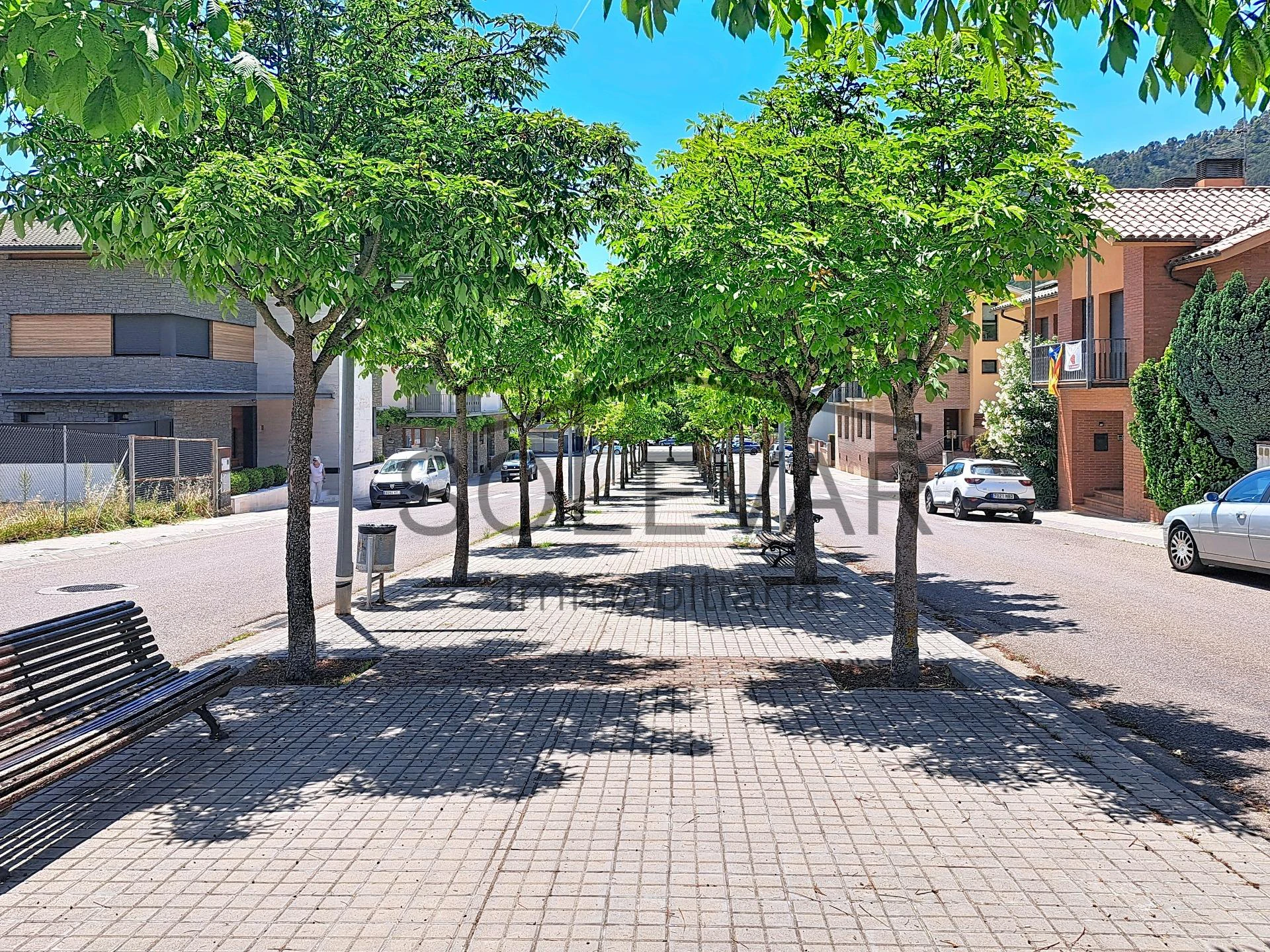 Parcela urbana doble con vistas panorámicas y piscina comunitaria en La Pobla de Segur