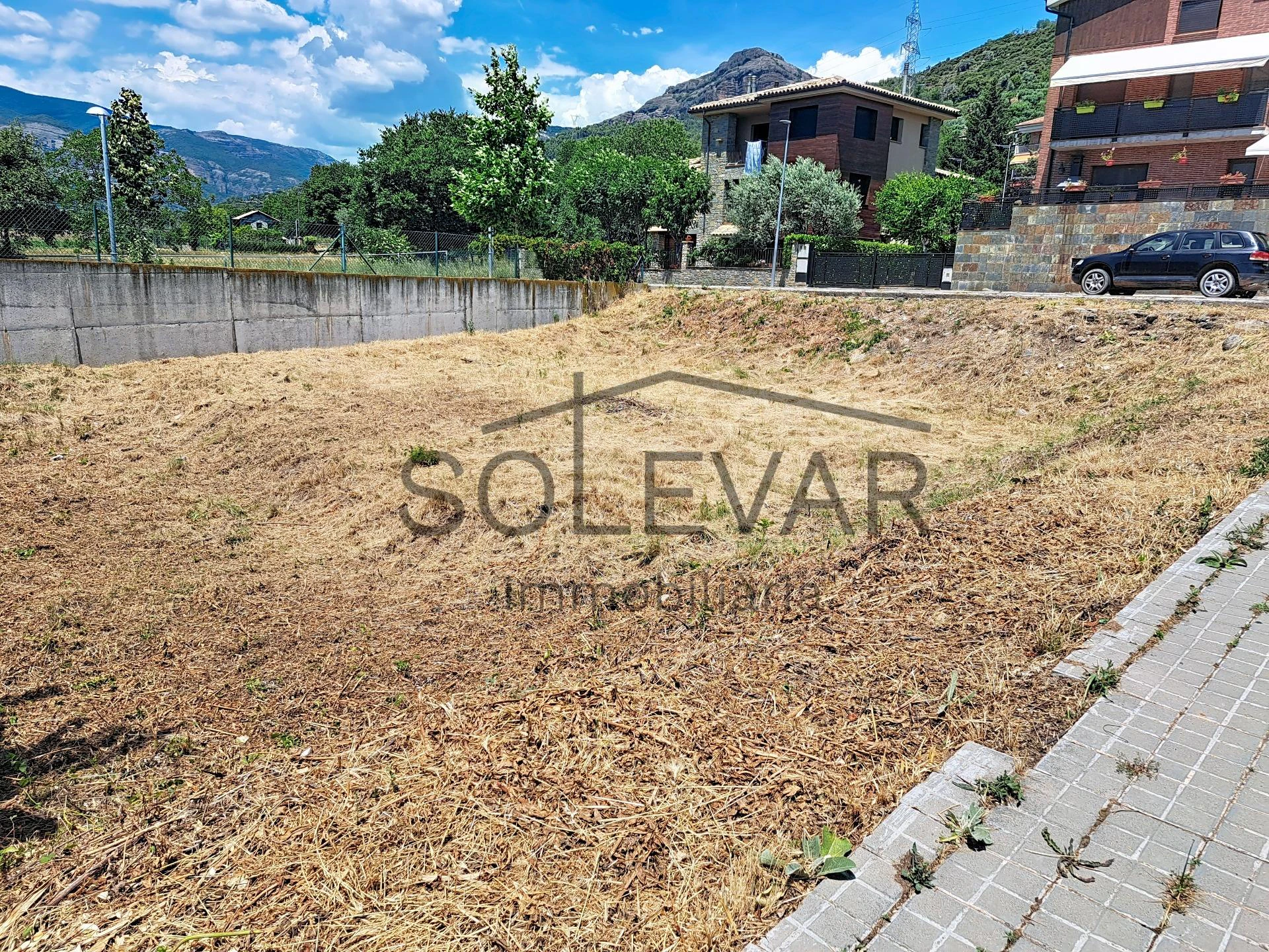 Parcela urbana doble con vistas panorámicas y piscina comunitaria en La Pobla de Segur