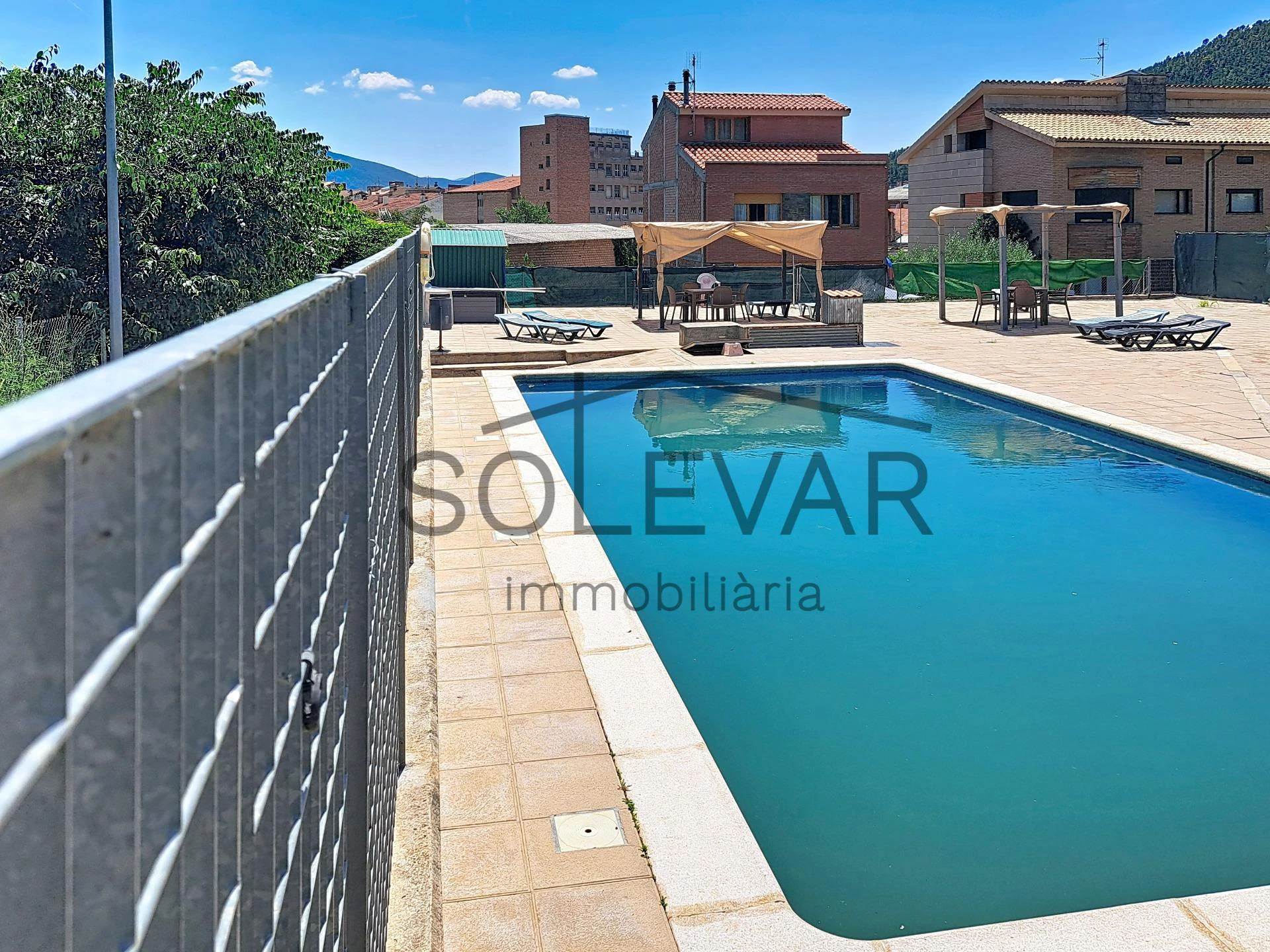 Parcela urbana doble con vistas panorámicas y piscina comunitaria en La Pobla de Segur