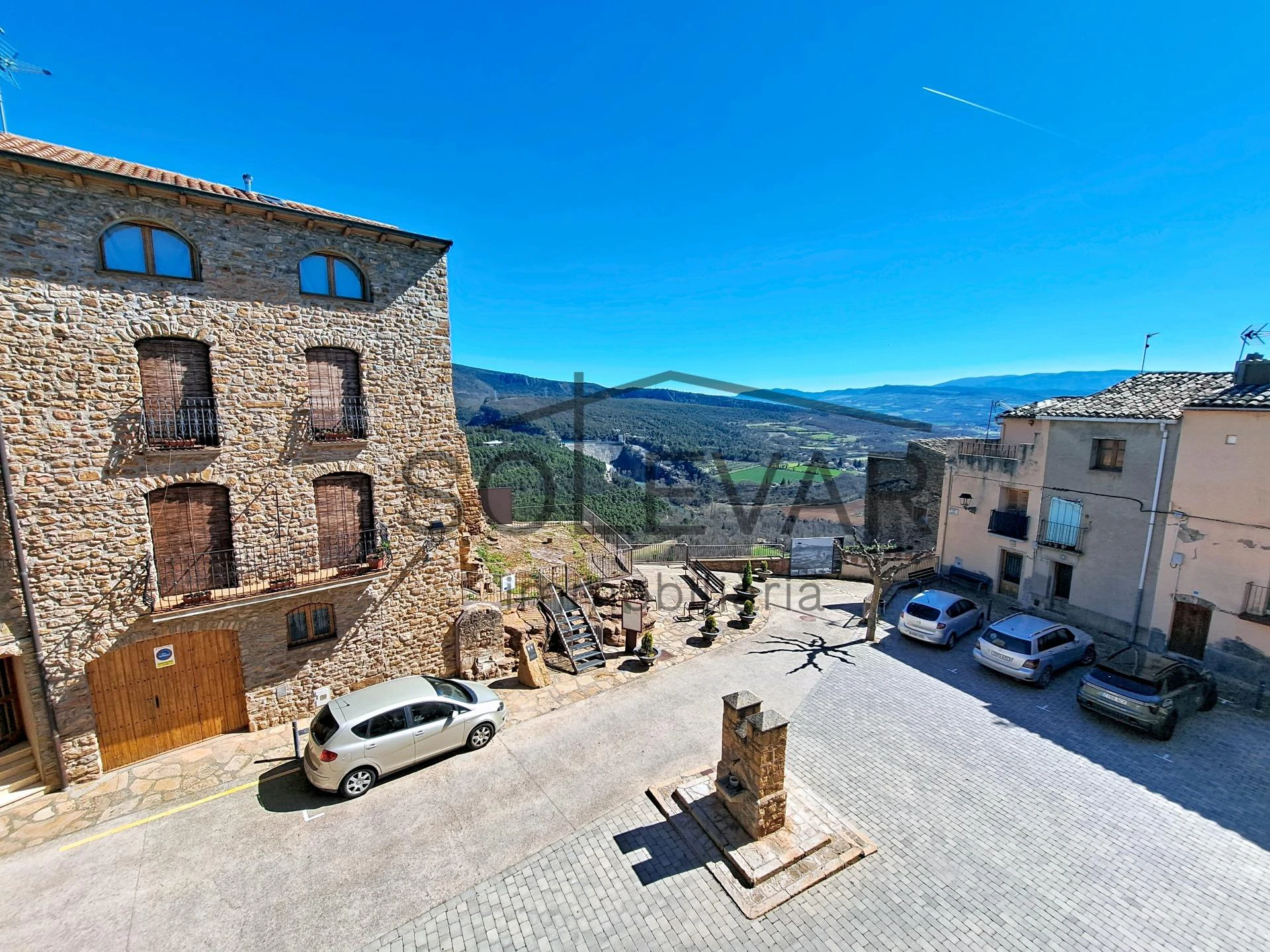 Casa de pueblo con garaje, espacios auxiliares y espectaculares vistas en Talarn
