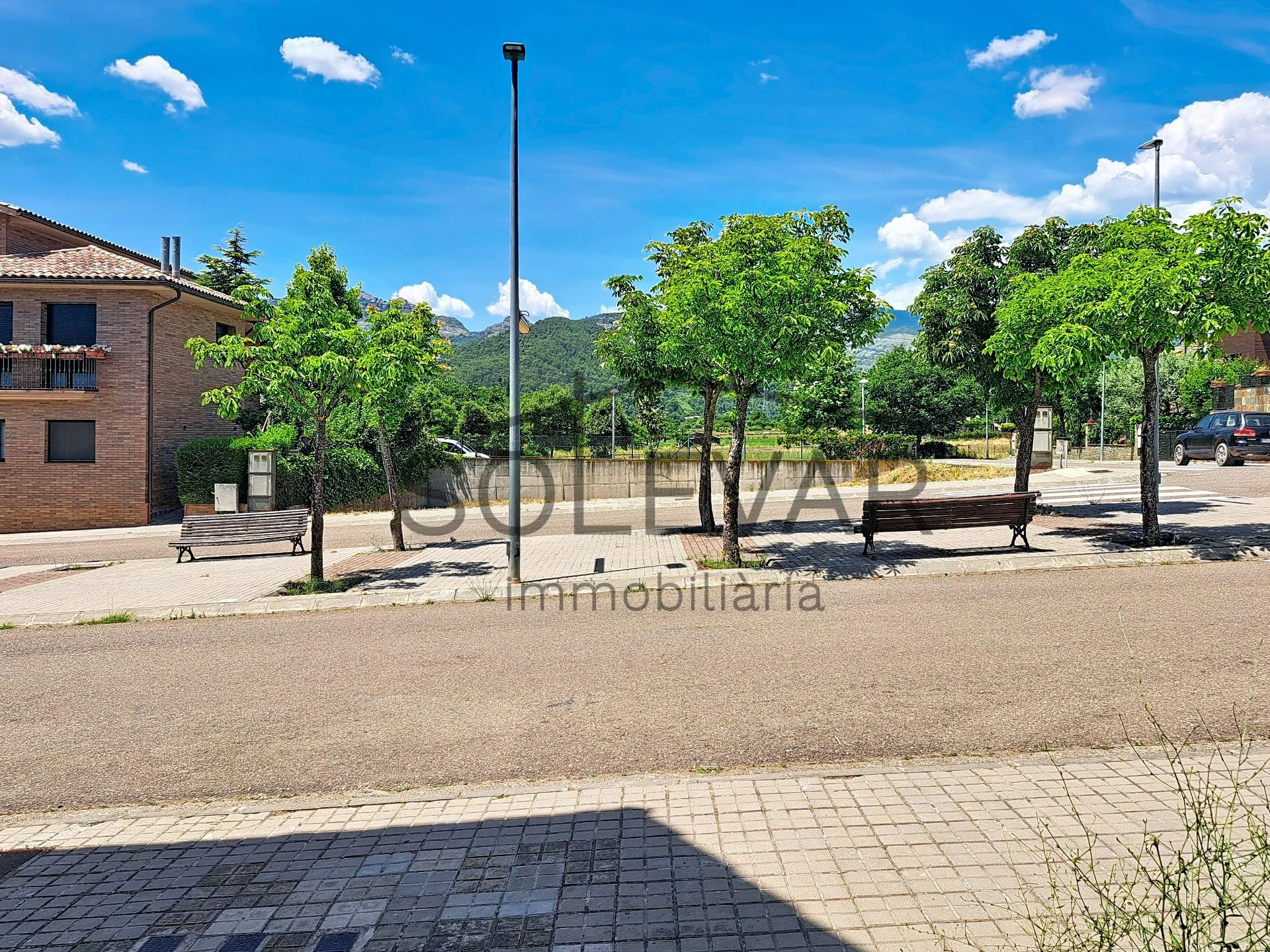 Parcela urbana doble con vistas panorámicas y piscina comunitaria en La Pobla de Segur