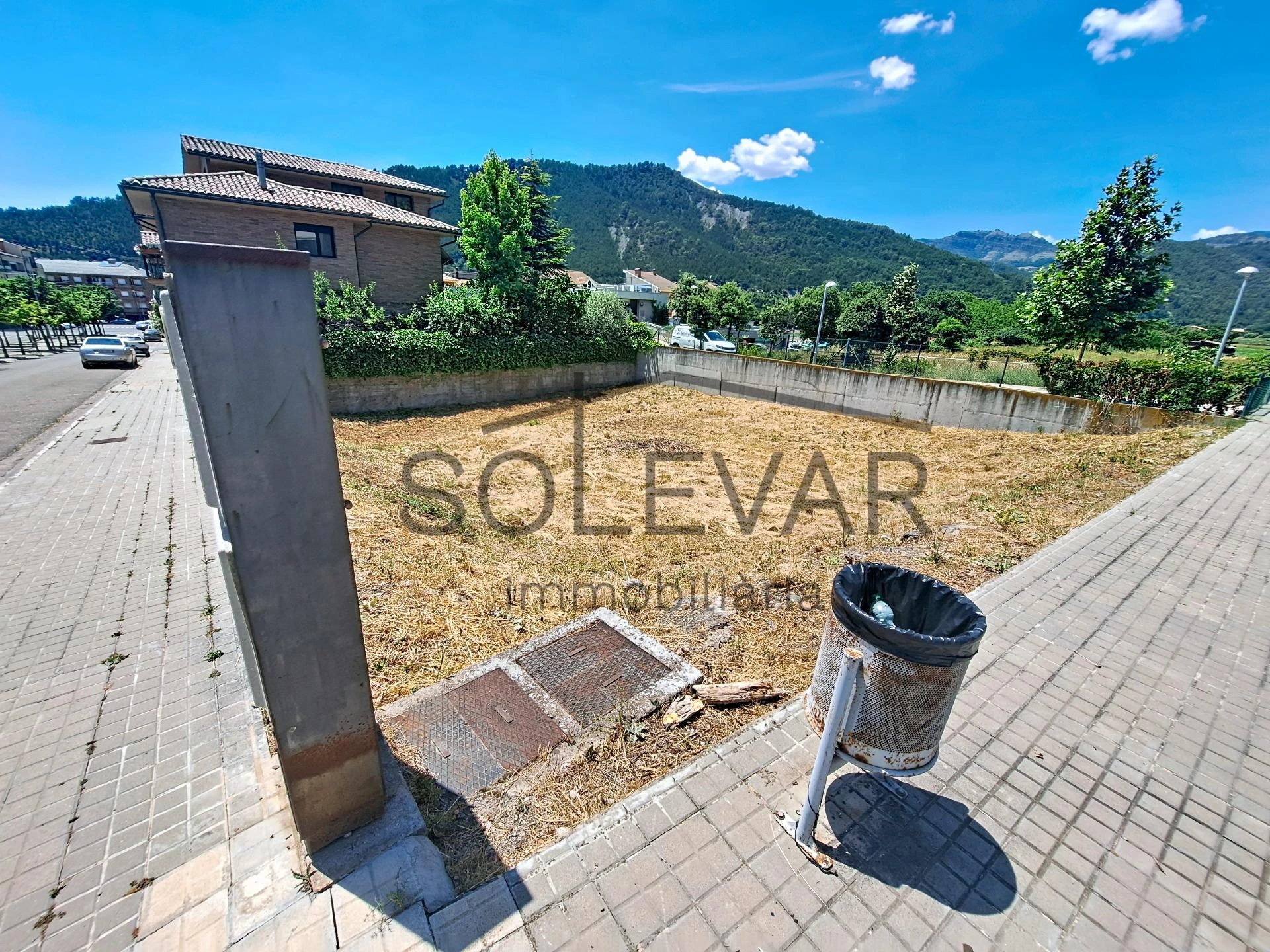 Parcela urbana doble con vistas panorámicas y piscina comunitaria en La Pobla de Segur