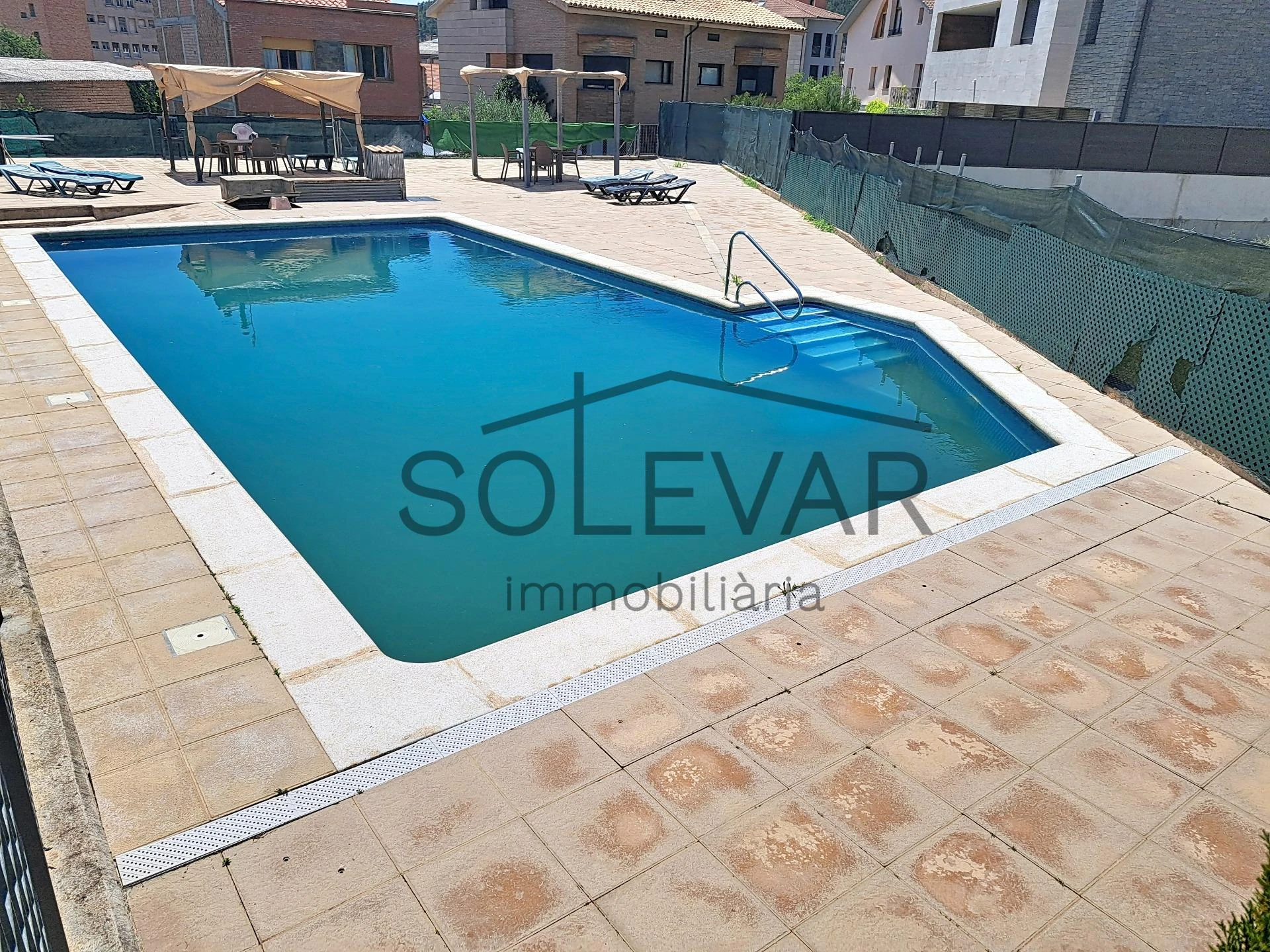 Parcela urbana doble con vistas panorámicas y piscina comunitaria en La Pobla de Segur