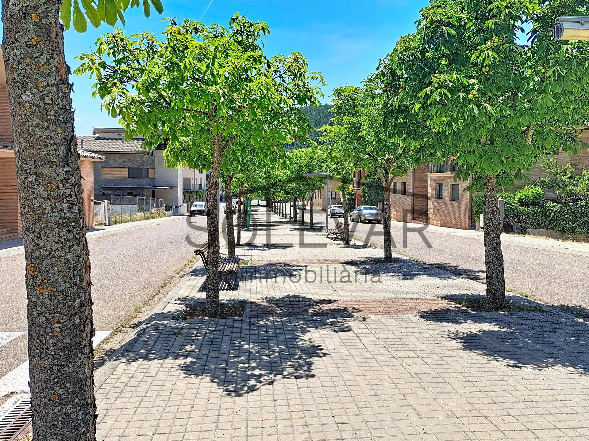 Parcela urbana doble con vistas panorámicas y piscina comunitaria en La Pobla de Segur