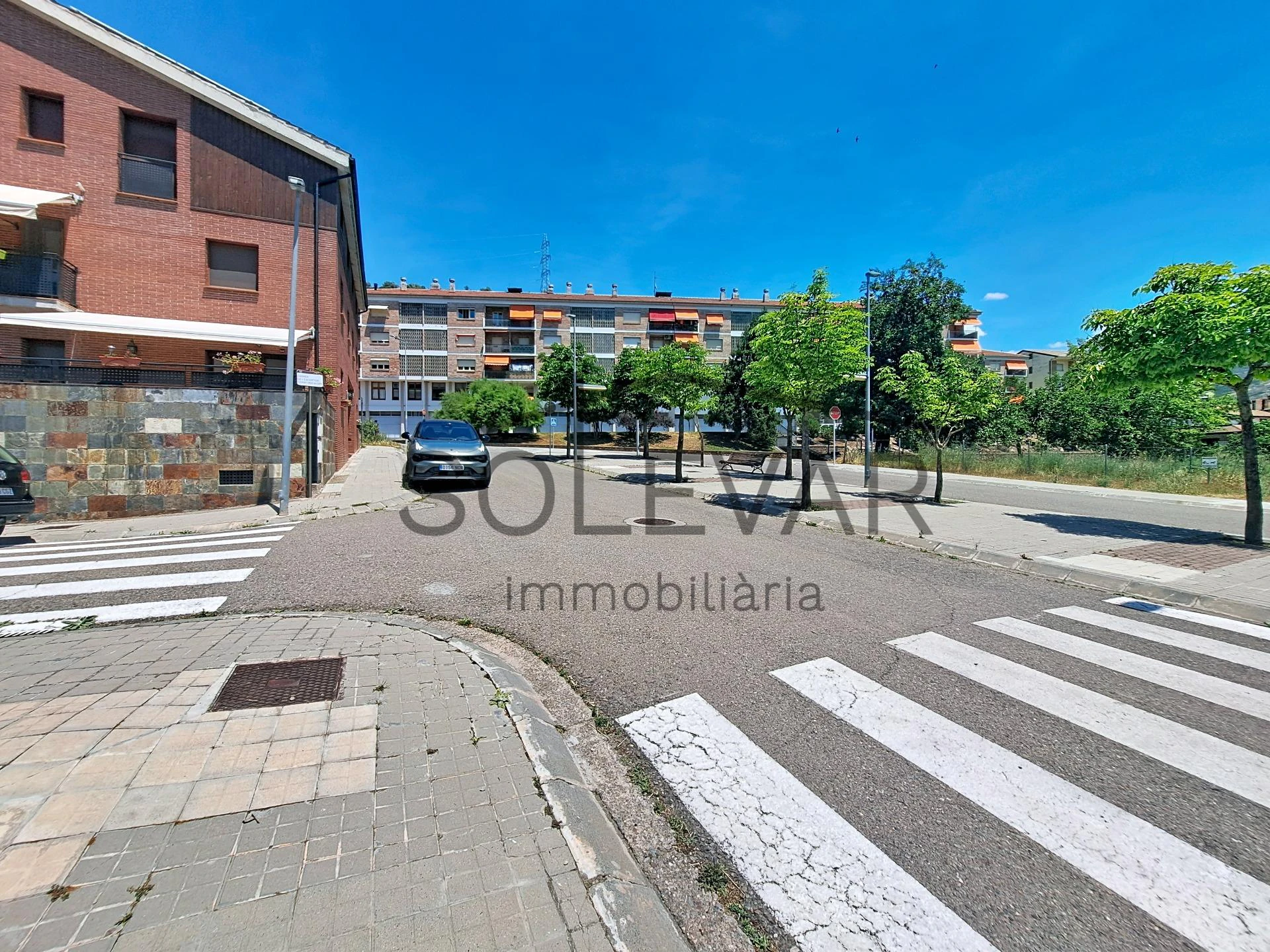 Parcela urbana doble con vistas panorámicas y piscina comunitaria en La Pobla de Segur