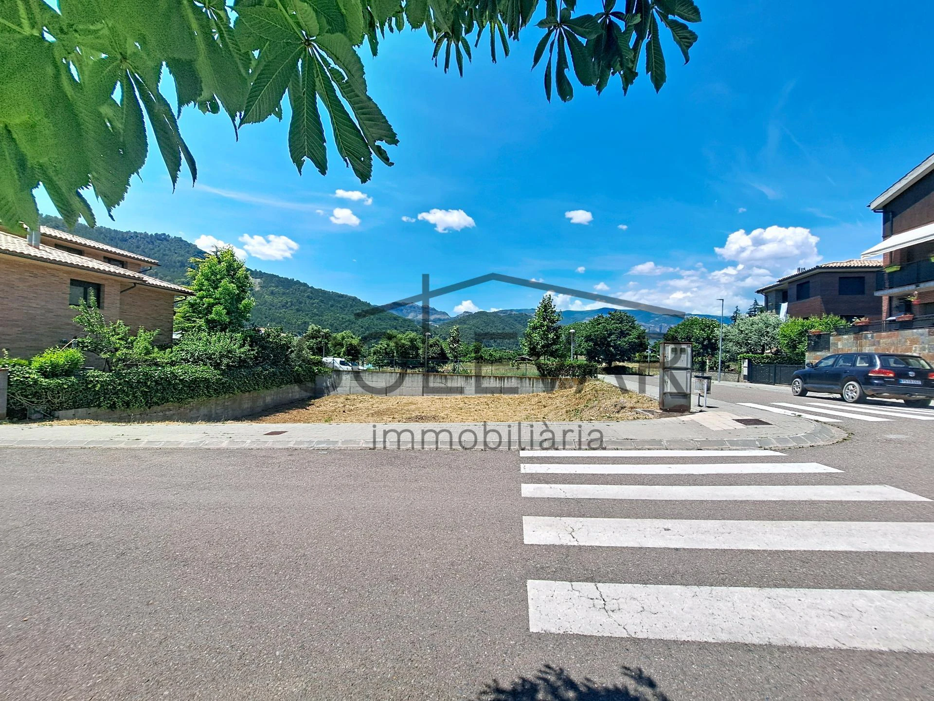 Parcela urbana doble con vistas panorámicas y piscina comunitaria en La Pobla de Segur