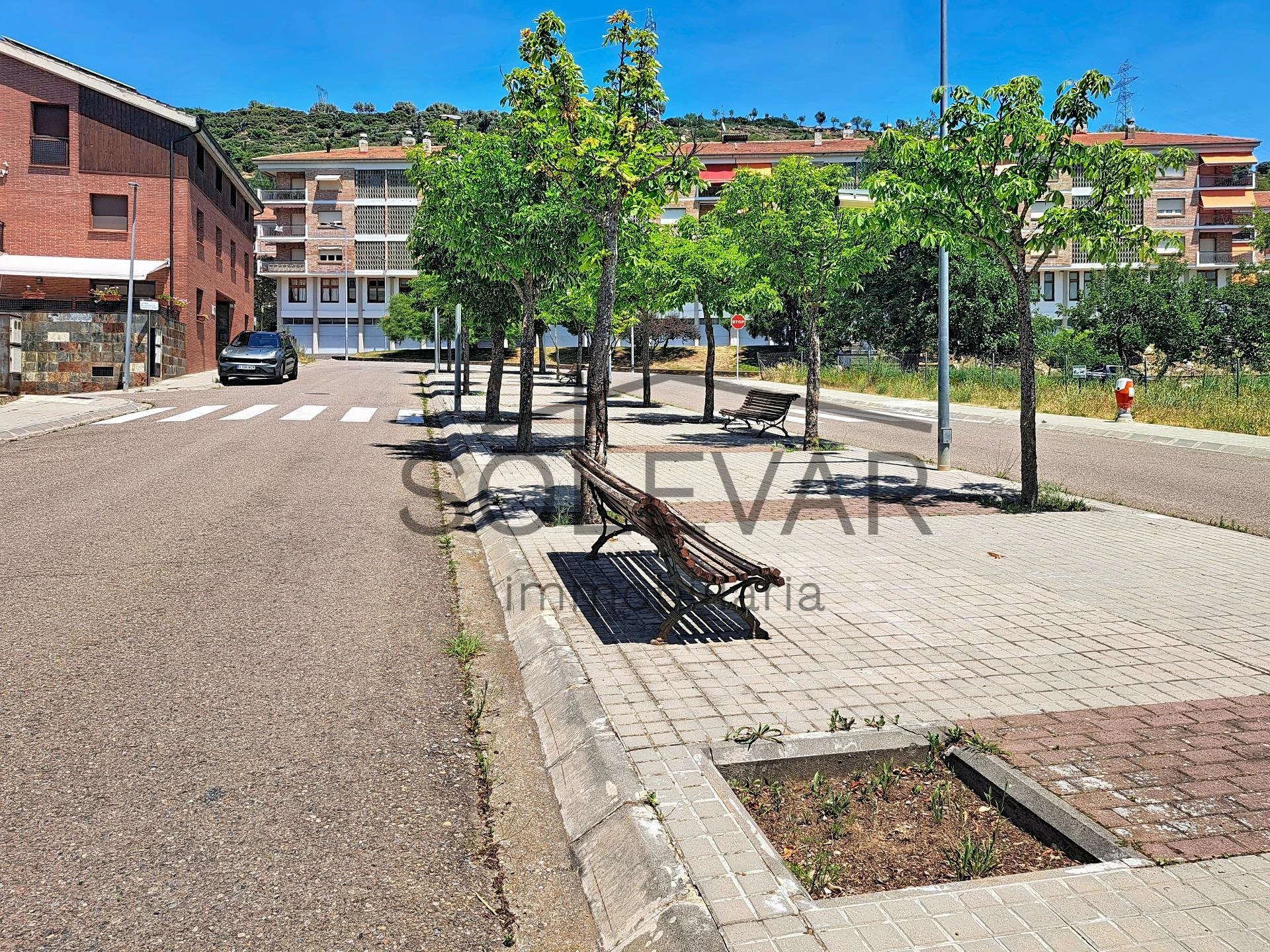 Parcela urbana doble con vistas panorámicas y piscina comunitaria en La Pobla de Segur
