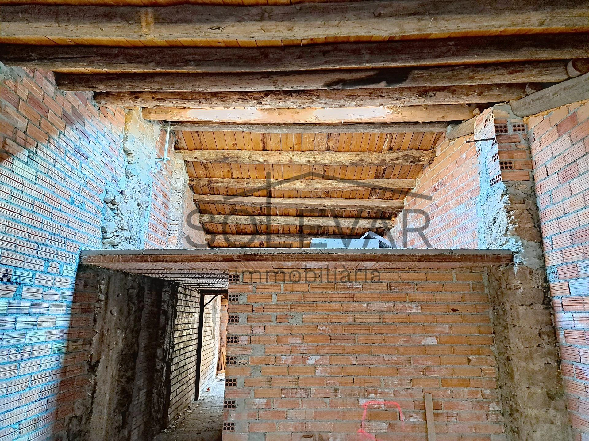 CASA DE POBLE PER ACABAR DE REFORMAR AMB TERRASSA I VISTES IMMILLORABLES A TALARN