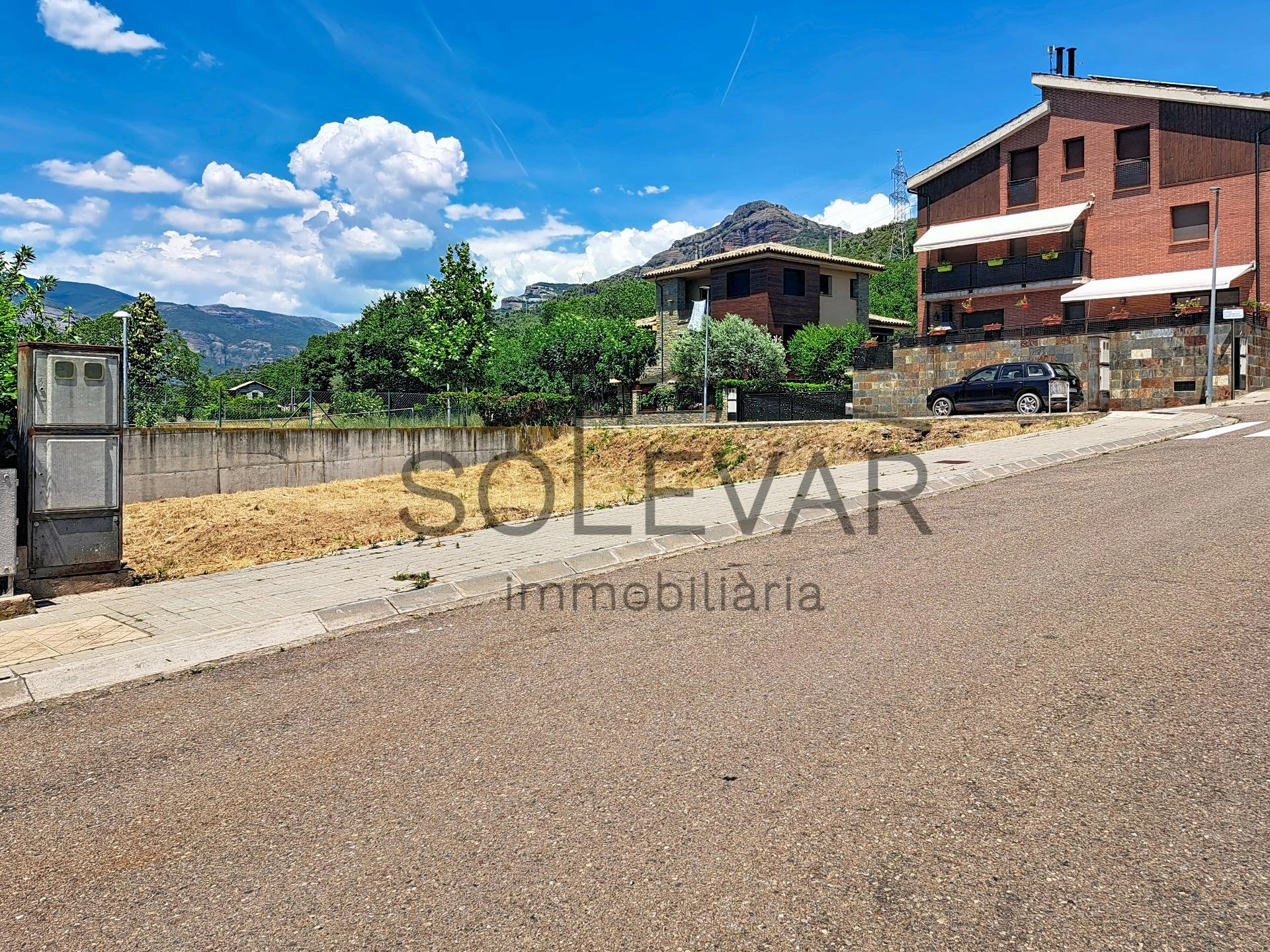 Parcela urbana doble con vistas panorámicas y piscina comunitaria en La Pobla de Segur