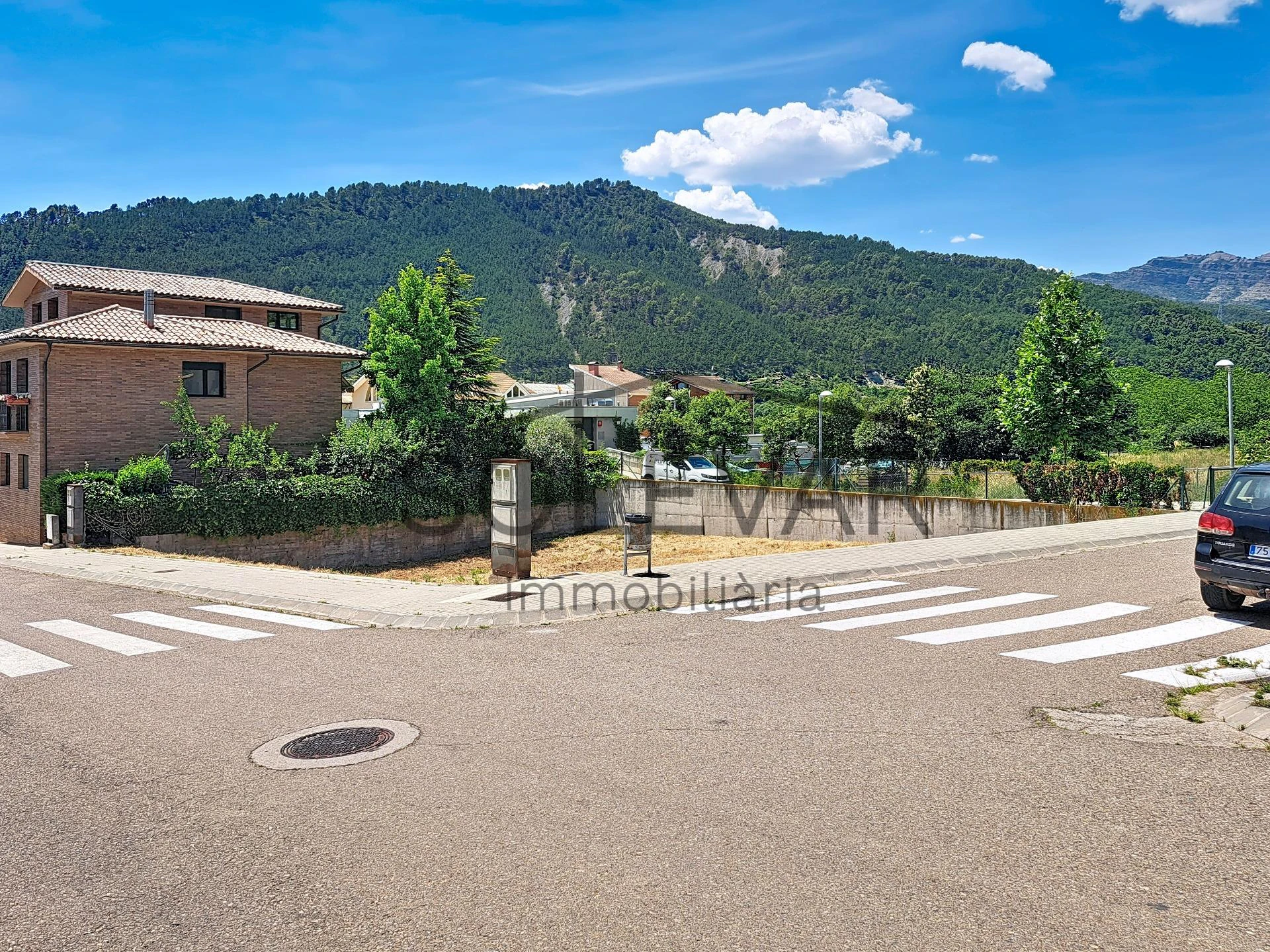 Parcela urbana doble con vistas panorámicas y piscina comunitaria en La Pobla de Segur